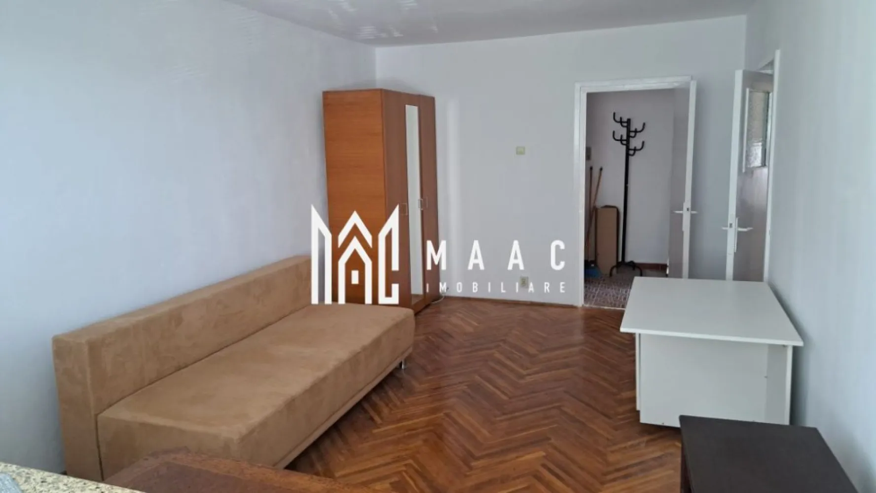 Apartament 2 camere semidecomandat | Hipodrom 3, Sibiu | 60 mp, balcon, etaj 1 - Apartament cu 2 camere semidecomandat, situat în Hipodrom 3, Sibiu, la etajul 1 al unui imobil cu lift, cu 60 mp utili și balcon, disponibil pentru închiriere.

Detalii proprietate:
• Suprafață utilă: 60 mp
• Compartimentare: semidecomandat
• Configurație: living, dormitor, bucătărie, baie, hol și balcon
• Etaj 1 din 10
• Imobil finalizat, construit în anul 2000
• Bloc din cărămidă, dotat cu lift
• Apartament cu 1 baie și 1 bucătărie

Zonă și acces:
Proprietatea este amplasată într-o zonă accesibilă, cu acces rapid către principalele puncte de interes ale orașului. În apropiere se află stații de autobuz, magazine de cartier, farmacii, supermarketuri, centre comerciale, școli și facultăți.

Pentru detalii suplimentare și programarea unei vizionări, contactați echipa MAAC Imobiliare și menționați Cod anunț CP3184720.