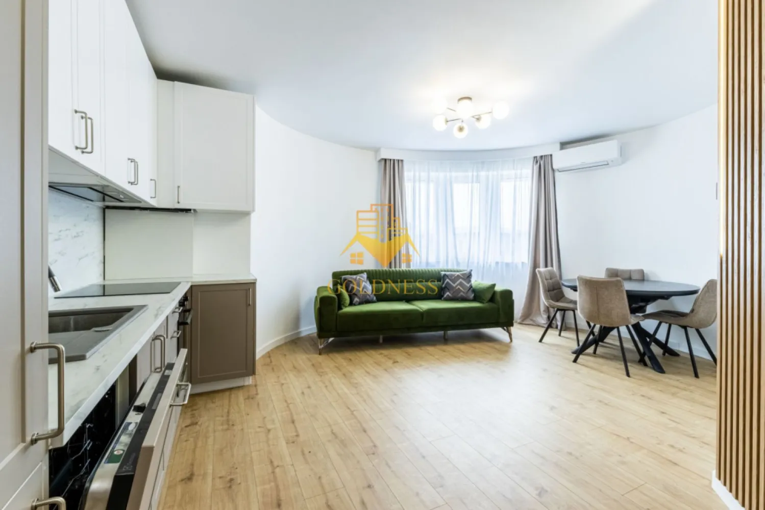 3 camere, Premium, parcare, bloc nou,Europa Eugen Ionesco Zona Luminia - GOLDNESS Imobiliare vă propune spre închiriere un apartament cu 3 camere complet mobilat și utilat, la etajul 2 într-un imobil de 4 etaje, în Cartierul Europa.
Dispune de loc de parcare!
Se află în apropierea stațiilor de transport în comun, magazine, restaurante, spații verzi, farmacii, etc. 

Apartamentul este compartimentat astfel:
 - dormitor cu pat matrimonial, dressing, noptiere
 - dormitor care se mobileaza la cerere
 - living cu bucatarie open space complet utilată și mobilată, canapea extensibilă, loc de servit masa 
 - baie cu cabina de dus, calorifer port prosop și dulap pentru depozitare.
 - terasa de 8 mp.

Imobilul este dotat cu toate cele necesare- centrală proprie, frigider, aragaz, hotă, mașină de spălat haine, masina de spalat vase, etc. 

Dacă sunteți interesați de acest apartament și doriți să îl vizionați, dar și pentru alte oferte nu ezitați să ne contactați telefonic sau prin e-mail. Vă stăm la dispoziție!
Pentru intermediere se percepe un comision de 50% din prețul chiriei!