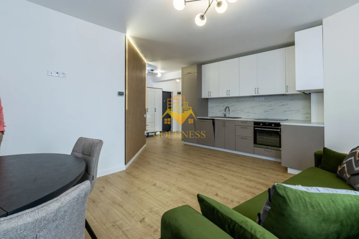 3 camere, Premium, parcare, bloc nou,Europa Eugen Ionesco Zona Luminia - GOLDNESS Imobiliare vă propune spre închiriere un apartament cu 3 camere complet mobilat și utilat, la etajul 2 într-un imobil de 4 etaje, în Cartierul Europa.
Dispune de loc de parcare!
Se află în apropierea stațiilor de transport în comun, magazine, restaurante, spații verzi, farmacii, etc. 

Apartamentul este compartimentat astfel:
 - dormitor cu pat matrimonial, dressing, noptiere
 - dormitor care se mobileaza la cerere
 - living cu bucatarie open space complet utilată și mobilată, canapea extensibilă, loc de servit masa 
 - baie cu cabina de dus, calorifer port prosop și dulap pentru depozitare.
 - terasa de 8 mp.

Imobilul este dotat cu toate cele necesare- centrală proprie, frigider, aragaz, hotă, mașină de spălat haine, masina de spalat vase, etc. 

Dacă sunteți interesați de acest apartament și doriți să îl vizionați, dar și pentru alte oferte nu ezitați să ne contactați telefonic sau prin e-mail. Vă stăm la dispoziție!
Pentru intermediere se percepe un comision de 50% din prețul chiriei!