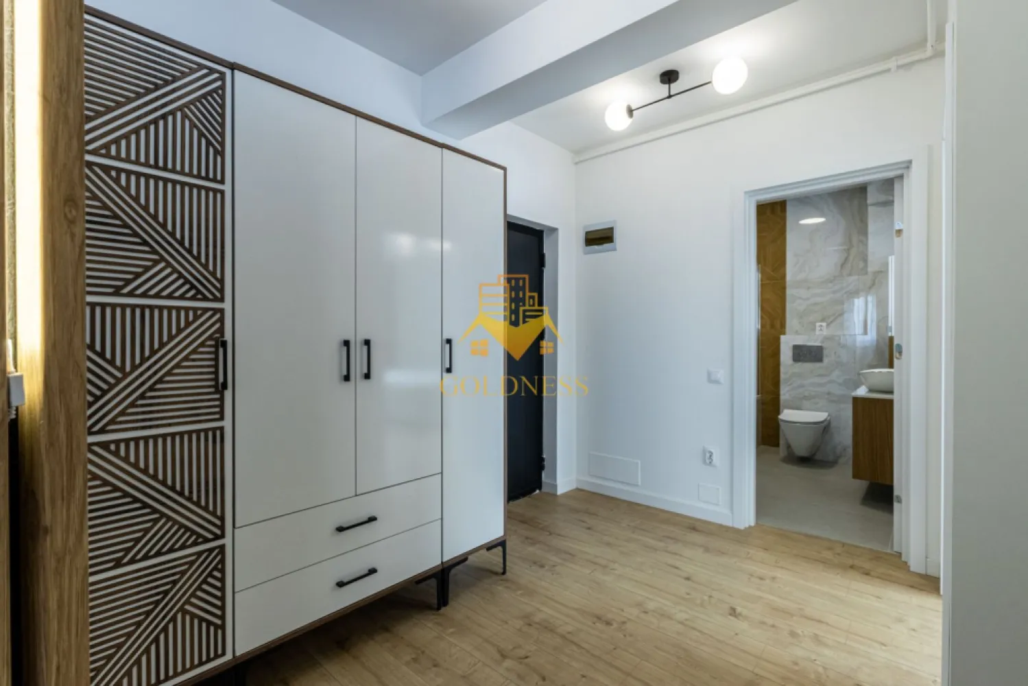 3 camere, Premium, parcare, bloc nou,Europa Eugen Ionesco Zona Luminia - GOLDNESS Imobiliare vă propune spre închiriere un apartament cu 3 camere complet mobilat și utilat, la etajul 2 într-un imobil de 4 etaje, în Cartierul Europa.
Dispune de loc de parcare!
Se află în apropierea stațiilor de transport în comun, magazine, restaurante, spații verzi, farmacii, etc. 

Apartamentul este compartimentat astfel:
 - dormitor cu pat matrimonial, dressing, noptiere
 - dormitor care se mobileaza la cerere
 - living cu bucatarie open space complet utilată și mobilată, canapea extensibilă, loc de servit masa 
 - baie cu cabina de dus, calorifer port prosop și dulap pentru depozitare.
 - terasa de 8 mp.

Imobilul este dotat cu toate cele necesare- centrală proprie, frigider, aragaz, hotă, mașină de spălat haine, masina de spalat vase, etc. 

Dacă sunteți interesați de acest apartament și doriți să îl vizionați, dar și pentru alte oferte nu ezitați să ne contactați telefonic sau prin e-mail. Vă stăm la dispoziție!
Pentru intermediere se percepe un comision de 50% din prețul chiriei!