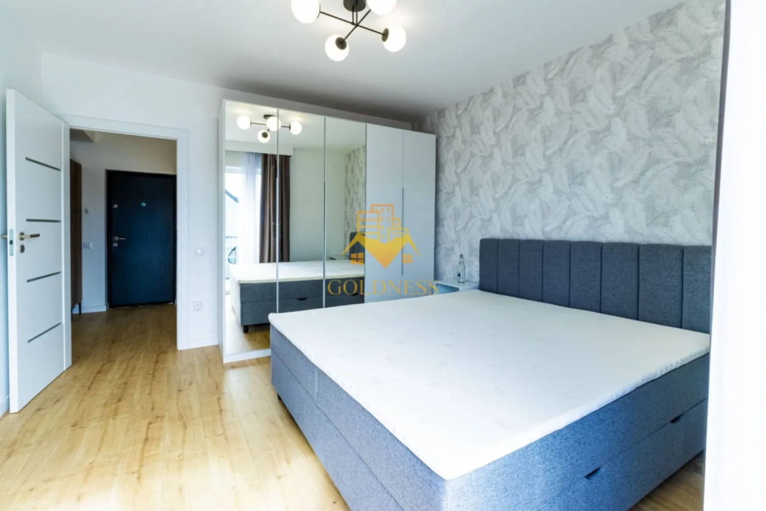 3 camere, Premium, parcare, bloc nou,Europa Eugen Ionesco Zona Luminia - GOLDNESS Imobiliare vă propune spre închiriere un apartament cu 3 camere complet mobilat și utilat, la etajul 2 într-un imobil de 4 etaje, în Cartierul Europa.
Dispune de loc de parcare!
Se află în apropierea stațiilor de transport în comun, magazine, restaurante, spații verzi, farmacii, etc. 

Apartamentul este compartimentat astfel:
 - dormitor cu pat matrimonial, dressing, noptiere
 - dormitor care se mobileaza la cerere
 - living cu bucatarie open space complet utilată și mobilată, canapea extensibilă, loc de servit masa 
 - baie cu cabina de dus, calorifer port prosop și dulap pentru depozitare.
 - terasa de 8 mp.

Imobilul este dotat cu toate cele necesare- centrală proprie, frigider, aragaz, hotă, mașină de spălat haine, masina de spalat vase, etc. 

Dacă sunteți interesați de acest apartament și doriți să îl vizionați, dar și pentru alte oferte nu ezitați să ne contactați telefonic sau prin e-mail. Vă stăm la dispoziție!
Pentru intermediere se percepe un comision de 50% din prețul chiriei!