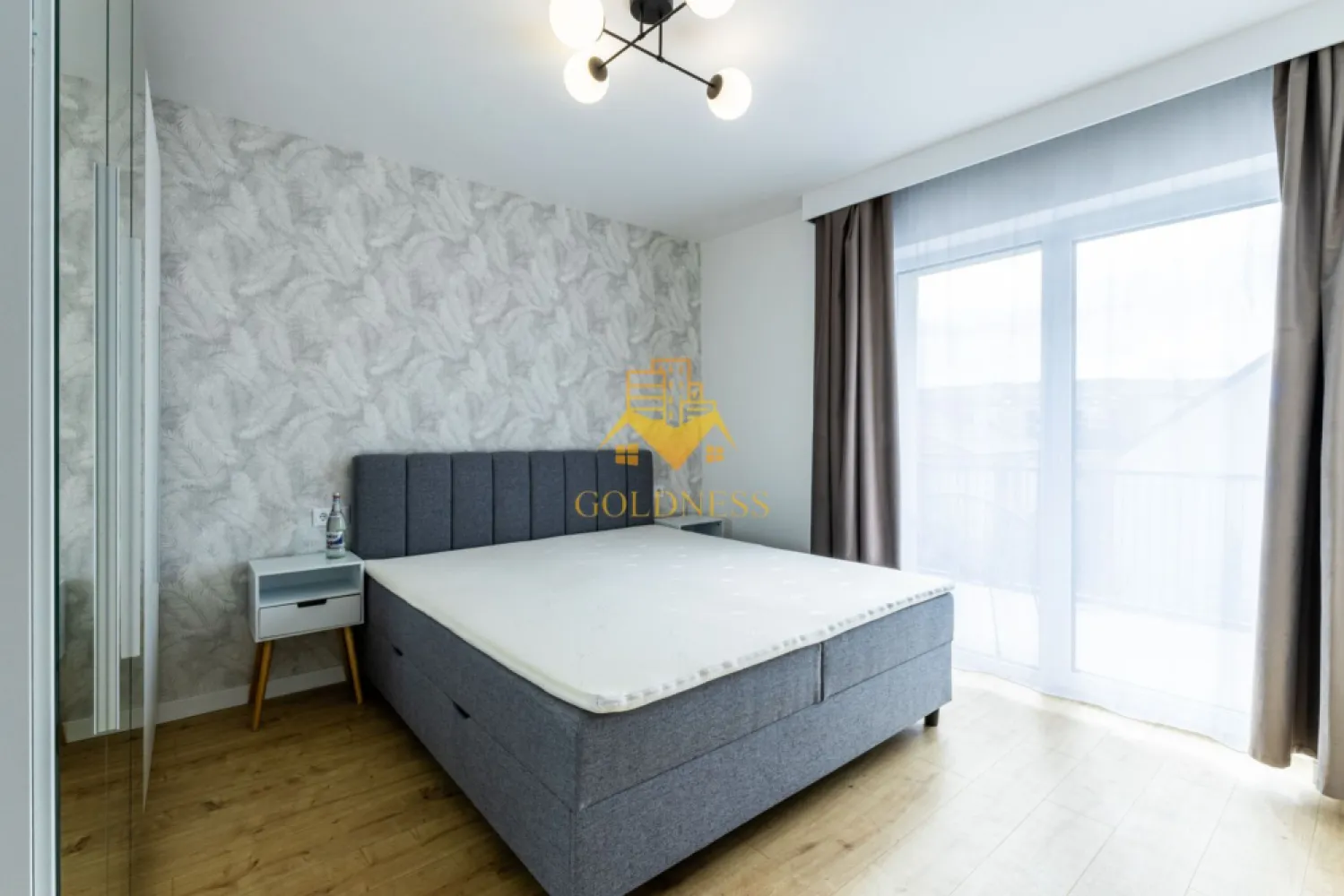 3 camere, Premium, parcare, bloc nou,Europa Eugen Ionesco Zona Luminia - GOLDNESS Imobiliare vă propune spre închiriere un apartament cu 3 camere complet mobilat și utilat, la etajul 2 într-un imobil de 4 etaje, în Cartierul Europa.
Dispune de loc de parcare!
Se află în apropierea stațiilor de transport în comun, magazine, restaurante, spații verzi, farmacii, etc. 

Apartamentul este compartimentat astfel:
 - dormitor cu pat matrimonial, dressing, noptiere
 - dormitor care se mobileaza la cerere
 - living cu bucatarie open space complet utilată și mobilată, canapea extensibilă, loc de servit masa 
 - baie cu cabina de dus, calorifer port prosop și dulap pentru depozitare.
 - terasa de 8 mp.

Imobilul este dotat cu toate cele necesare- centrală proprie, frigider, aragaz, hotă, mașină de spălat haine, masina de spalat vase, etc. 

Dacă sunteți interesați de acest apartament și doriți să îl vizionați, dar și pentru alte oferte nu ezitați să ne contactați telefonic sau prin e-mail. Vă stăm la dispoziție!
Pentru intermediere se percepe un comision de 50% din prețul chiriei!