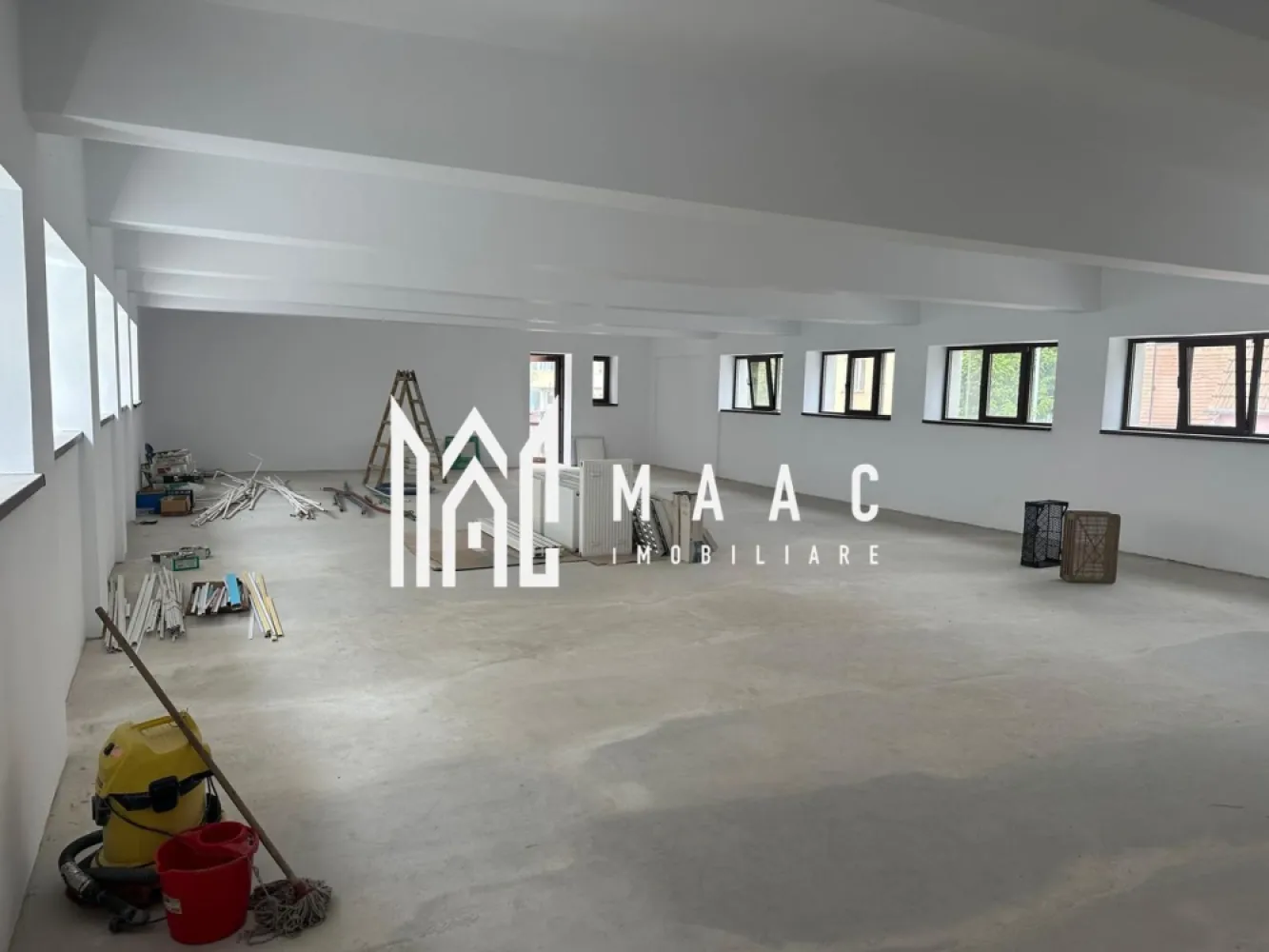 Spatiu comercial I Central I - Maac Imobiliare va propune spre inchiriere spatiu comercial modern, pretabil pentru o gama variata de activitati, situat intr-o zona accesibila si bine conectata, foarte aproape de centrul orasului.

Imobilul dispune de curte interioara proprie, oferind un plus de confort si flexibilitate pentru desfasurarea activitatii. Spatiul este complet renovat, amenajat si pregatit pentru inchiriere imediata.

Ideal pentru birouri, showroom, servicii profesionale, activitati comerciale sau alte destinatii compatibile.

Pentru detalii suplimentare sau programarea unei vizionari anuntati telefonic CP3148294.