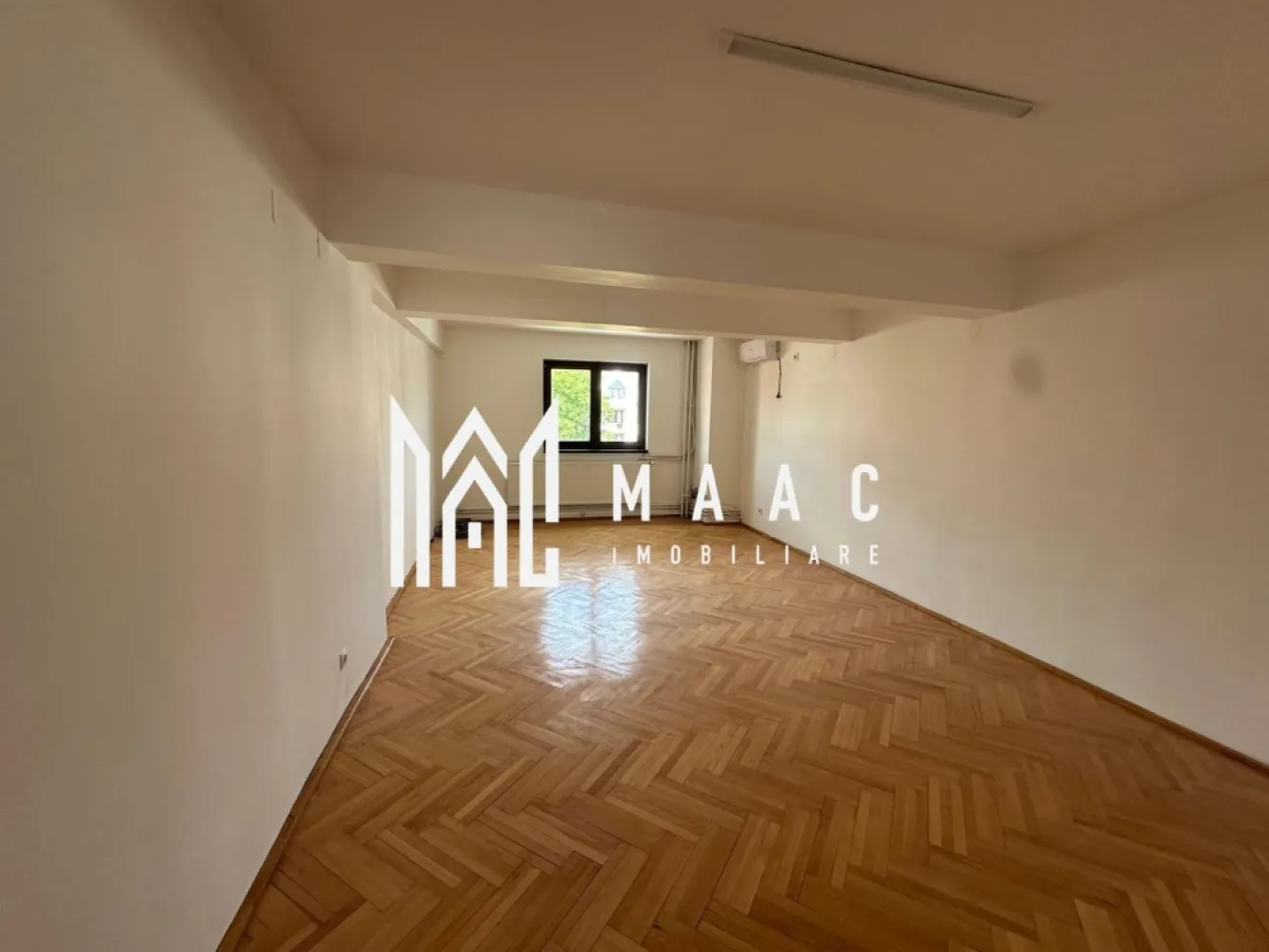 Spatiu comercial I Central - Maac Imobiliare ofera spre inchiriere spatiu comercial 300 mp in zona centrala, cu acces facil si vizibilitate excelenta.

Compartimentare:
- spatiu open space generos
- 3 incaperi separate, ideale pentru birouri, sali de sedinta sau spatii de lucru
- 2 grupuri sanitare
- balcon

Facilitati:
- parcare privata
- pozitionare centrala
- spatiu potrivit pentru birouri, centru educational sau alte activitati comerciale

Pentru detalii suplimentare sau stabilirea unei vizionari anuntati telefonic CP3156087