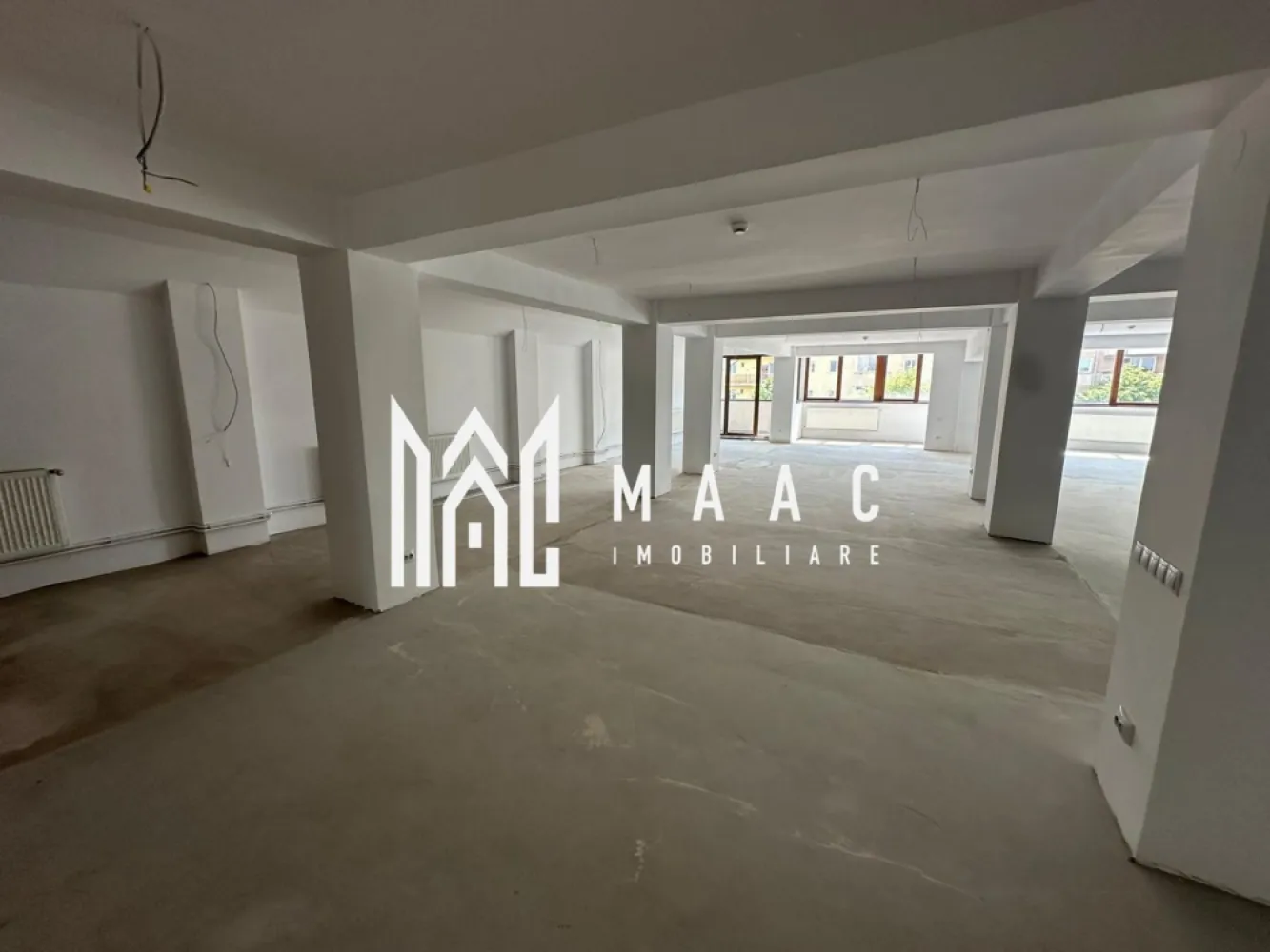 Spatiu comercial I Central - Maac Imobiliare ofera spre inchiriere spatiu comercial 300 mp in zona centrala, cu acces facil si vizibilitate excelenta.

Compartimentare:
- spatiu open space generos
- 3 incaperi separate, ideale pentru birouri, sali de sedinta sau spatii de lucru
- 2 grupuri sanitare
- balcon

Facilitati:
- parcare privata
- pozitionare centrala
- spatiu potrivit pentru birouri, centru educational sau alte activitati comerciale

Pentru detalii suplimentare sau stabilirea unei vizionari anuntati telefonic CP3156087