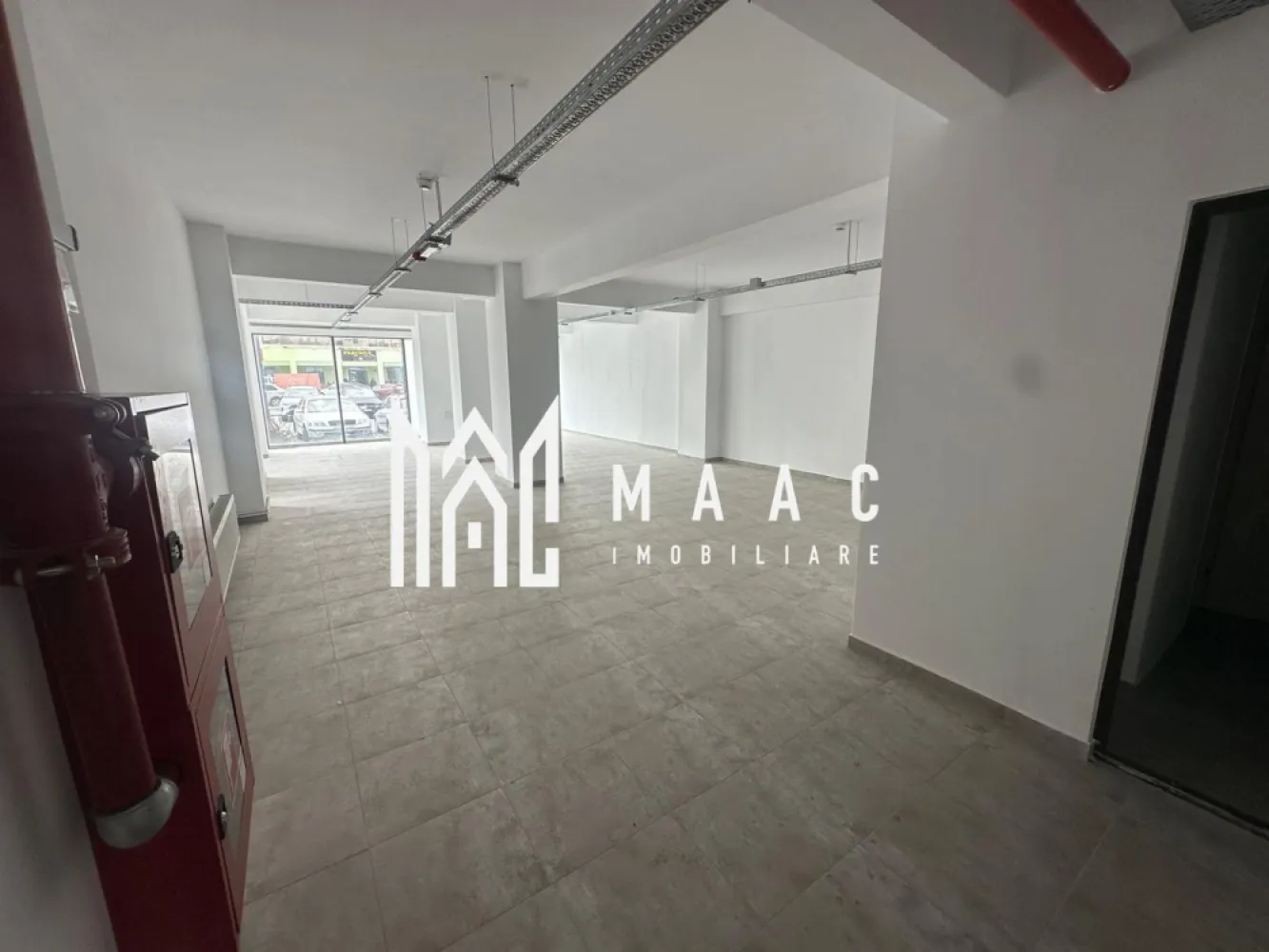 Spatiu comercial I Central - Maac Imobiliare ofera spre inchiriere spatiu comercial cu suprafata de 94 mp, amplasat intr-o zona centrala, cu acces facil si vizibilitate foarte buna.

Spatiul beneficiaza de posibilitatea extinderii cu inca 94 mp, contra cost, oferind flexibilitate pentru dezvoltarea activitatii dumneavostra.

Ideal pentru:
- magazin
- showroom
- cabinete si servicii profesionale
- diverse activitati comerciale

Avantaje:
- pozitie centrala
- posibilitate de extindere
- compartimentare flexibila
- potrivit pentru multiple domenii de activitate

Pentru detalii suplimentare si programarea unei vizionari anuntati telefonic CP3156218.