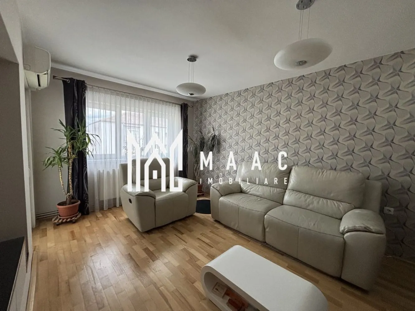 Apartament 3 camere | Etaj 3 | Balcon | 2 Bai | C.Bumbravii - MAAC Imobiliare vă propune spre închiriere un apartament cu 3 camere, situat într-o zonă foarte apreciată a Sibiului, în apropierea Școlii Gimnaziale Nicolae Iorga.

Locuința beneficiază de o poziționare excelentă, cu acces rapid către magazine, școli, centre comerciale, mijloace de transport în comun și numeroase facilități urbane. Parcul Sub Arini se află la aproximativ 15 minute de mers pe jos, fiind locul ideal pentru relaxare și activități în aer liber.

Detalii proprietate
Suprafață utilă: 67 mp
Etaj 3
3 camere
2 băi
2 balcoane închise tip logie
Locuri de parcare disponibile în jurul imobilului
Compartimentare
Hol generos cu zonă de garderobă
Living spațios cu acces la balcon
Bucătărie separată, complet mobilată și utilată
Dormitor matrimonial cu acces la balcon
Dormitor secundar
Baie principală cu cadă și geam de aerisire
Grup sanitar de serviciu
Dotări și beneficii
Apartament renovat
Parchet din lemn masiv
Centrală termică
Mașină de spălat vase nouă
Aer condiționat
Balcoane închise cu tâmplărie termopan
Spații bine compartimentate
Luminozitate naturală pe tot parcursul zilei
Avantaje locație
Aproape de Școala Nicolae Iorga
Magazine și supermarketuri în apropiere
Stații de autobuz și taxi la câteva minute
Acces rapid către Shopping City Sibiu
Săli de sport și zone de recreere în apropiere
Stații pentru biciclete de închiriat
Aproximativ 15 minute de mers pe jos până la Parcul Sub Arini
Potrivit pentru
Familie cu copii
Cupluri
Persoane care își doresc o locuință spațioasă într-o zonă bine conectată și apreciată a orașului
CP3181532