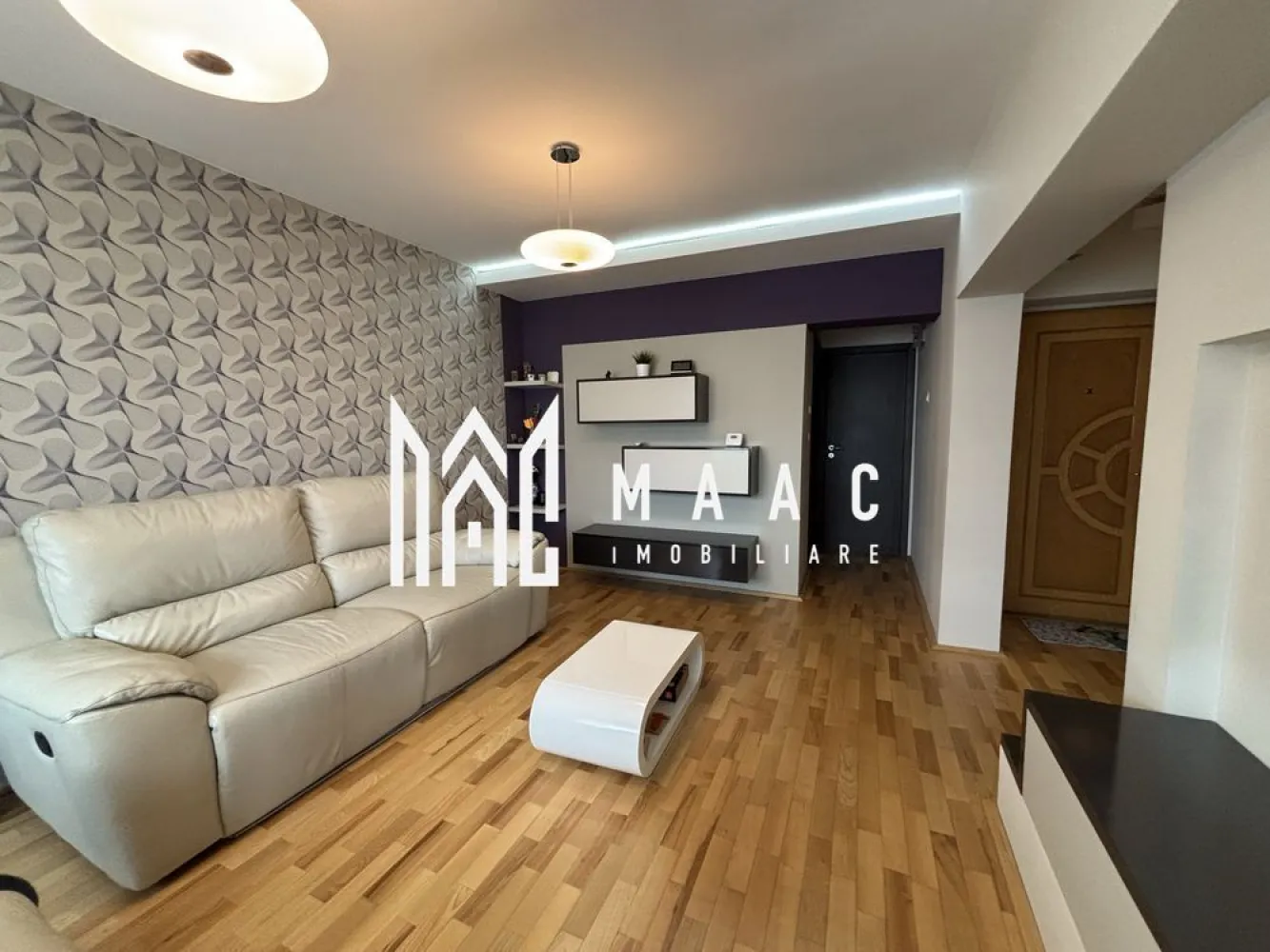Apartament 3 camere | Etaj 3 | Balcon | 2 Bai | C.Bumbravii - MAAC Imobiliare vă propune spre închiriere un apartament cu 3 camere, situat într-o zonă foarte apreciată a Sibiului, în apropierea Școlii Gimnaziale Nicolae Iorga.

Locuința beneficiază de o poziționare excelentă, cu acces rapid către magazine, școli, centre comerciale, mijloace de transport în comun și numeroase facilități urbane. Parcul Sub Arini se află la aproximativ 15 minute de mers pe jos, fiind locul ideal pentru relaxare și activități în aer liber.

Detalii proprietate
Suprafață utilă: 67 mp
Etaj 3
3 camere
2 băi
2 balcoane închise tip logie
Locuri de parcare disponibile în jurul imobilului
Compartimentare
Hol generos cu zonă de garderobă
Living spațios cu acces la balcon
Bucătărie separată, complet mobilată și utilată
Dormitor matrimonial cu acces la balcon
Dormitor secundar
Baie principală cu cadă și geam de aerisire
Grup sanitar de serviciu
Dotări și beneficii
Apartament renovat
Parchet din lemn masiv
Centrală termică
Mașină de spălat vase nouă
Aer condiționat
Balcoane închise cu tâmplărie termopan
Spații bine compartimentate
Luminozitate naturală pe tot parcursul zilei
Avantaje locație
Aproape de Școala Nicolae Iorga
Magazine și supermarketuri în apropiere
Stații de autobuz și taxi la câteva minute
Acces rapid către Shopping City Sibiu
Săli de sport și zone de recreere în apropiere
Stații pentru biciclete de închiriat
Aproximativ 15 minute de mers pe jos până la Parcul Sub Arini
Potrivit pentru
Familie cu copii
Cupluri
Persoane care își doresc o locuință spațioasă într-o zonă bine conectată și apreciată a orașului
CP3181532