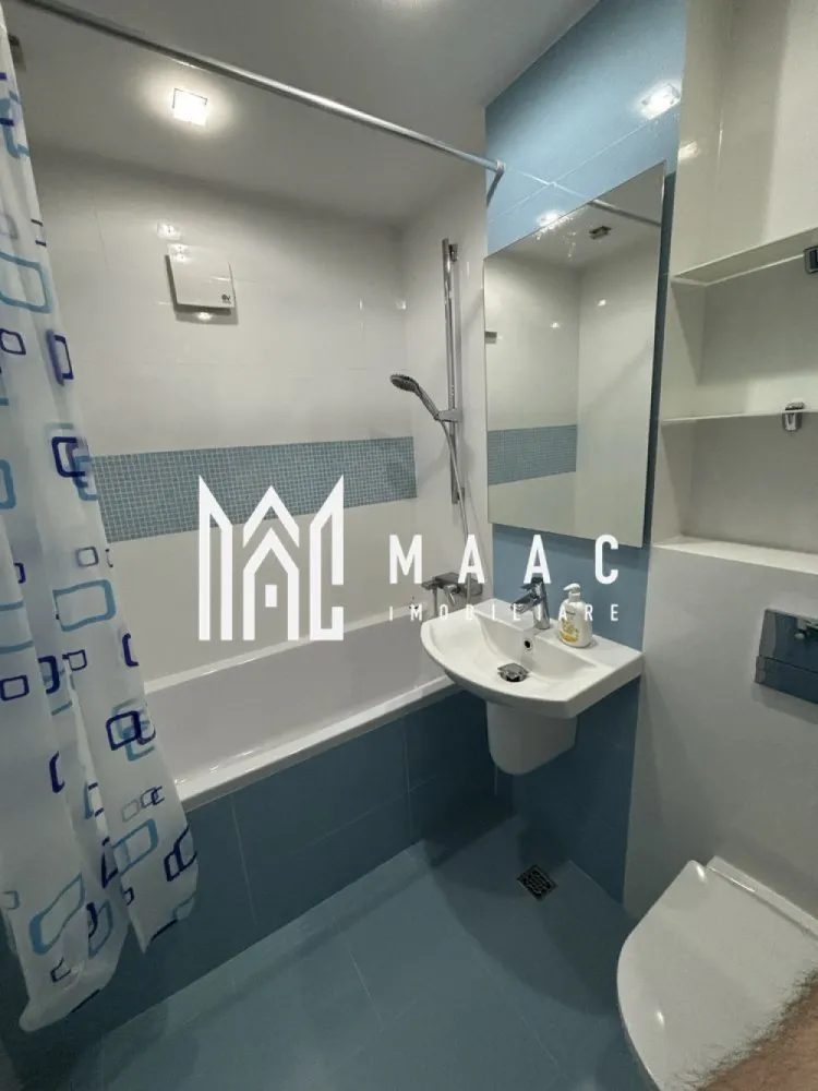 Apartament 3 camere | Etaj 3 | Balcon | 2 Bai | C.Bumbravii - MAAC Imobiliare vă propune spre închiriere un apartament cu 3 camere, situat într-o zonă foarte apreciată a Sibiului, în apropierea Școlii Gimnaziale Nicolae Iorga.

Locuința beneficiază de o poziționare excelentă, cu acces rapid către magazine, școli, centre comerciale, mijloace de transport în comun și numeroase facilități urbane. Parcul Sub Arini se află la aproximativ 15 minute de mers pe jos, fiind locul ideal pentru relaxare și activități în aer liber.

Detalii proprietate
Suprafață utilă: 67 mp
Etaj 3
3 camere
2 băi
2 balcoane închise tip logie
Locuri de parcare disponibile în jurul imobilului
Compartimentare
Hol generos cu zonă de garderobă
Living spațios cu acces la balcon
Bucătărie separată, complet mobilată și utilată
Dormitor matrimonial cu acces la balcon
Dormitor secundar
Baie principală cu cadă și geam de aerisire
Grup sanitar de serviciu
Dotări și beneficii
Apartament renovat
Parchet din lemn masiv
Centrală termică
Mașină de spălat vase nouă
Aer condiționat
Balcoane închise cu tâmplărie termopan
Spații bine compartimentate
Luminozitate naturală pe tot parcursul zilei
Avantaje locație
Aproape de Școala Nicolae Iorga
Magazine și supermarketuri în apropiere
Stații de autobuz și taxi la câteva minute
Acces rapid către Shopping City Sibiu
Săli de sport și zone de recreere în apropiere
Stații pentru biciclete de închiriat
Aproximativ 15 minute de mers pe jos până la Parcul Sub Arini
Potrivit pentru
Familie cu copii
Cupluri
Persoane care își doresc o locuință spațioasă într-o zonă bine conectată și apreciată a orașului
CP3181532