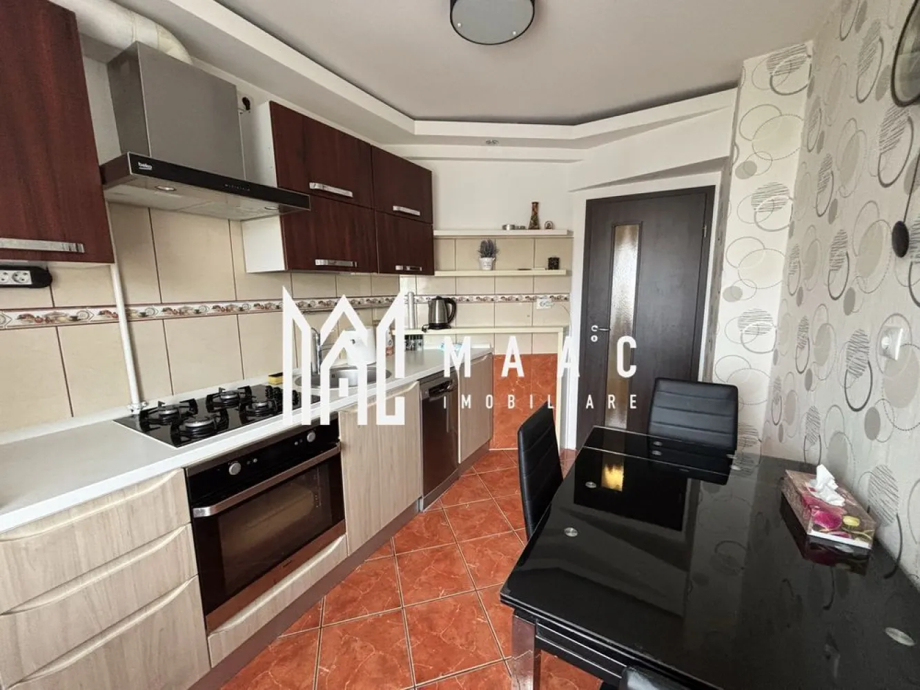 Apartament 3 camere | Etaj 3 | Balcon | 2 Bai | C.Bumbravii - MAAC Imobiliare vă propune spre închiriere un apartament cu 3 camere, situat într-o zonă foarte apreciată a Sibiului, în apropierea Școlii Gimnaziale Nicolae Iorga.

Locuința beneficiază de o poziționare excelentă, cu acces rapid către magazine, școli, centre comerciale, mijloace de transport în comun și numeroase facilități urbane. Parcul Sub Arini se află la aproximativ 15 minute de mers pe jos, fiind locul ideal pentru relaxare și activități în aer liber.

Detalii proprietate
Suprafață utilă: 67 mp
Etaj 3
3 camere
2 băi
2 balcoane închise tip logie
Locuri de parcare disponibile în jurul imobilului
Compartimentare
Hol generos cu zonă de garderobă
Living spațios cu acces la balcon
Bucătărie separată, complet mobilată și utilată
Dormitor matrimonial cu acces la balcon
Dormitor secundar
Baie principală cu cadă și geam de aerisire
Grup sanitar de serviciu
Dotări și beneficii
Apartament renovat
Parchet din lemn masiv
Centrală termică
Mașină de spălat vase nouă
Aer condiționat
Balcoane închise cu tâmplărie termopan
Spații bine compartimentate
Luminozitate naturală pe tot parcursul zilei
Avantaje locație
Aproape de Școala Nicolae Iorga
Magazine și supermarketuri în apropiere
Stații de autobuz și taxi la câteva minute
Acces rapid către Shopping City Sibiu
Săli de sport și zone de recreere în apropiere
Stații pentru biciclete de închiriat
Aproximativ 15 minute de mers pe jos până la Parcul Sub Arini
Potrivit pentru
Familie cu copii
Cupluri
Persoane care își doresc o locuință spațioasă într-o zonă bine conectată și apreciată a orașului
CP3181532