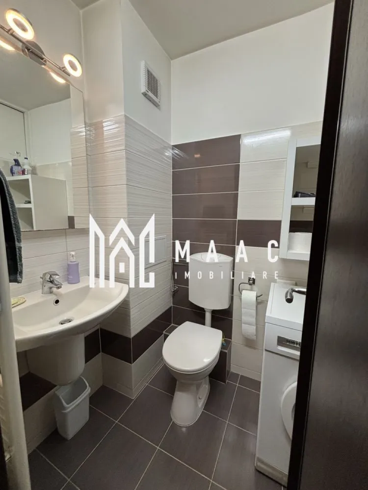 Apartament 3 camere | Etaj 3 | Balcon | 2 Bai | C.Bumbravii - MAAC Imobiliare vă propune spre închiriere un apartament cu 3 camere, situat într-o zonă foarte apreciată a Sibiului, în apropierea Școlii Gimnaziale Nicolae Iorga.

Locuința beneficiază de o poziționare excelentă, cu acces rapid către magazine, școli, centre comerciale, mijloace de transport în comun și numeroase facilități urbane. Parcul Sub Arini se află la aproximativ 15 minute de mers pe jos, fiind locul ideal pentru relaxare și activități în aer liber.

Detalii proprietate
Suprafață utilă: 67 mp
Etaj 3
3 camere
2 băi
2 balcoane închise tip logie
Locuri de parcare disponibile în jurul imobilului
Compartimentare
Hol generos cu zonă de garderobă
Living spațios cu acces la balcon
Bucătărie separată, complet mobilată și utilată
Dormitor matrimonial cu acces la balcon
Dormitor secundar
Baie principală cu cadă și geam de aerisire
Grup sanitar de serviciu
Dotări și beneficii
Apartament renovat
Parchet din lemn masiv
Centrală termică
Mașină de spălat vase nouă
Aer condiționat
Balcoane închise cu tâmplărie termopan
Spații bine compartimentate
Luminozitate naturală pe tot parcursul zilei
Avantaje locație
Aproape de Școala Nicolae Iorga
Magazine și supermarketuri în apropiere
Stații de autobuz și taxi la câteva minute
Acces rapid către Shopping City Sibiu
Săli de sport și zone de recreere în apropiere
Stații pentru biciclete de închiriat
Aproximativ 15 minute de mers pe jos până la Parcul Sub Arini
Potrivit pentru
Familie cu copii
Cupluri
Persoane care își doresc o locuință spațioasă într-o zonă bine conectată și apreciată a orașului
CP3181532