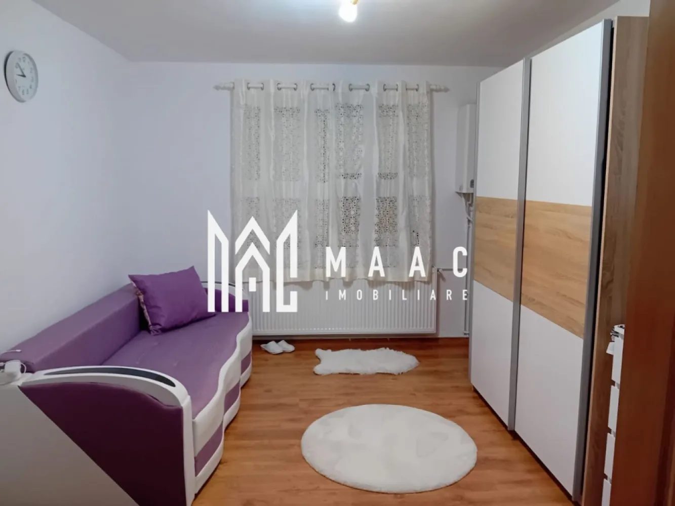 Apartament de vânzare Sibiu | Garsonieră nedecomandată | Lazaret, 21 mp - Apartament de vânzare în Sibiu, zona Lazaret, pe Strada Henri Coandă: garsonieră nedecomandată de 21 mp utili, situată la etajul 1, cu centrală proprie și bucătărie mobilată și utilată.

Detalii proprietate:
• Suprafață utilă: 21 mp
• Suprafață construită: 28,8 mp
• Compartimentare: nedecomandată
• Număr camere: 1
• Baie: 1
• Bucătărie: 1
• Etaj 1 din 4
• An construcție: 1976
• Stare interioară: bună
• Construcție finalizată
• Centrală proprie, geamuri termopan PVC și pardoseală din parchet
• Bucătărie mobilată și utilată
• Boxă la subsol și debara pentru depozitare
• Izolație exterioară și pereți finisați cu lavabilă

Locuința este amplasată pe Strada Henri Coandă, în zona Lazaret, Sibiu, într-un bloc finalizat cu patru etaje.

Cod anunț CP3184256. Contactați echipa MAAC Imobiliare pentru detalii suplimentare și programarea unei vizionări.
