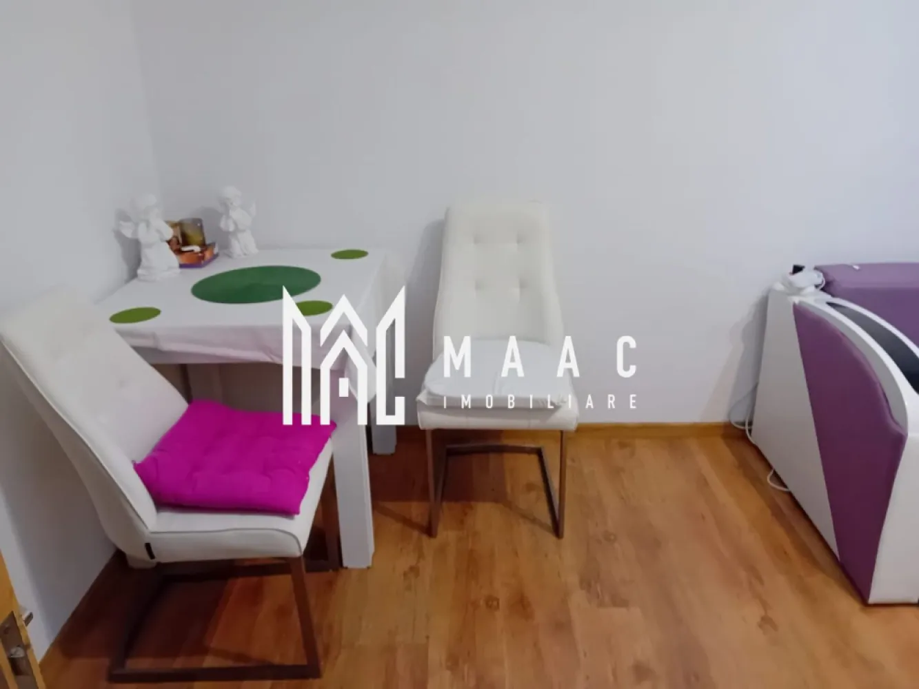 Apartament de vânzare Sibiu | Garsonieră nedecomandată | Lazaret, 21 mp - Apartament de vânzare în Sibiu, zona Lazaret, pe Strada Henri Coandă: garsonieră nedecomandată de 21 mp utili, situată la etajul 1, cu centrală proprie și bucătărie mobilată și utilată.

Detalii proprietate:
• Suprafață utilă: 21 mp
• Suprafață construită: 28,8 mp
• Compartimentare: nedecomandată
• Număr camere: 1
• Baie: 1
• Bucătărie: 1
• Etaj 1 din 4
• An construcție: 1976
• Stare interioară: bună
• Construcție finalizată
• Centrală proprie, geamuri termopan PVC și pardoseală din parchet
• Bucătărie mobilată și utilată
• Boxă la subsol și debara pentru depozitare
• Izolație exterioară și pereți finisați cu lavabilă

Locuința este amplasată pe Strada Henri Coandă, în zona Lazaret, Sibiu, într-un bloc finalizat cu patru etaje.

Cod anunț CP3184256. Contactați echipa MAAC Imobiliare pentru detalii suplimentare și programarea unei vizionări.