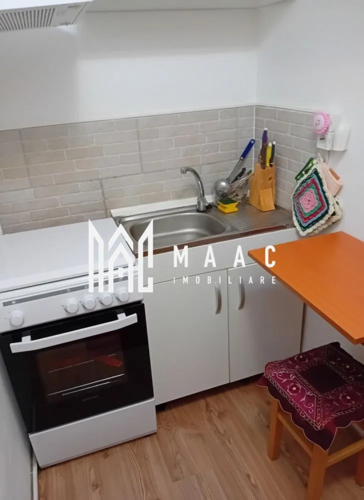 Apartament de vânzare Sibiu | Garsonieră nedecomandată | Lazaret, 21 mp - Apartament de vânzare în Sibiu, zona Lazaret, pe Strada Henri Coandă: garsonieră nedecomandată de 21 mp utili, situată la etajul 1, cu centrală proprie și bucătărie mobilată și utilată.

Detalii proprietate:
• Suprafață utilă: 21 mp
• Suprafață construită: 28,8 mp
• Compartimentare: nedecomandată
• Număr camere: 1
• Baie: 1
• Bucătărie: 1
• Etaj 1 din 4
• An construcție: 1976
• Stare interioară: bună
• Construcție finalizată
• Centrală proprie, geamuri termopan PVC și pardoseală din parchet
• Bucătărie mobilată și utilată
• Boxă la subsol și debara pentru depozitare
• Izolație exterioară și pereți finisați cu lavabilă

Locuința este amplasată pe Strada Henri Coandă, în zona Lazaret, Sibiu, într-un bloc finalizat cu patru etaje.

Cod anunț CP3184256. Contactați echipa MAAC Imobiliare pentru detalii suplimentare și programarea unei vizionări.