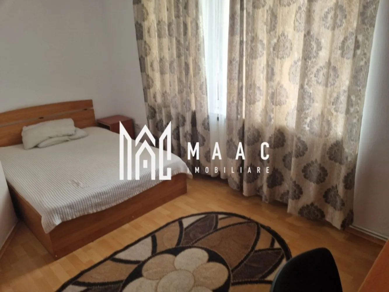 Apartament 2 camere decomandat | Terezian, Sibiu | 54 mp, etaj 3 - MAAC Imobiliare vă propune spre vânzare un apartament cu 2 camere decomandat, situat în cartierul Terezian, una dintre zonele apreciate ale Sibiului, cu acces rapid către centrul orașului și toate facilitățile necesare.

Cu o suprafață utilă de 54 mp, locuința este bine compartimentată și reprezintă o alegere excelentă atât pentru locuit, cât și pentru investiție.

Detalii proprietate
Suprafață utilă: 54 mp
Compartimentare decomandată
Etaj 3 din 4
Imobil construit în anul 2000
Construcție din cărămidă
Balcon
2 spații de depozitare
Compartimentare
Living
Dormitor
Bucătărie separată
Baie
Hol
Balcon
Două spații de depozitare
Avantaje
Compartimentare practică
Balcon
Spații generoase pentru depozitare
Etaj intermediar
Construcție din cărămidă
Costuri reduse de întreținere
Potrivit atât pentru locuință proprie, cât și pentru investiție
Avantaje locație
Situat în cartierul Terezian
Acces rapid către centrul Sibiului
Stații de autobuz în apropiere
Magazine de cartier și supermarketuri
Școli și grădinițe
Farmacii și alte servicii
Acces facil către principalele zone comerciale și de interes ale orașului
Ideal pentru
Locuință personală
Cupluri sau familii
Investiție în vederea închirierii
Pentru detalii suplimentare și programarea unei vizionări, contactați echipa MAAC Imobiliare și menționați Cod anunț CP3184969.