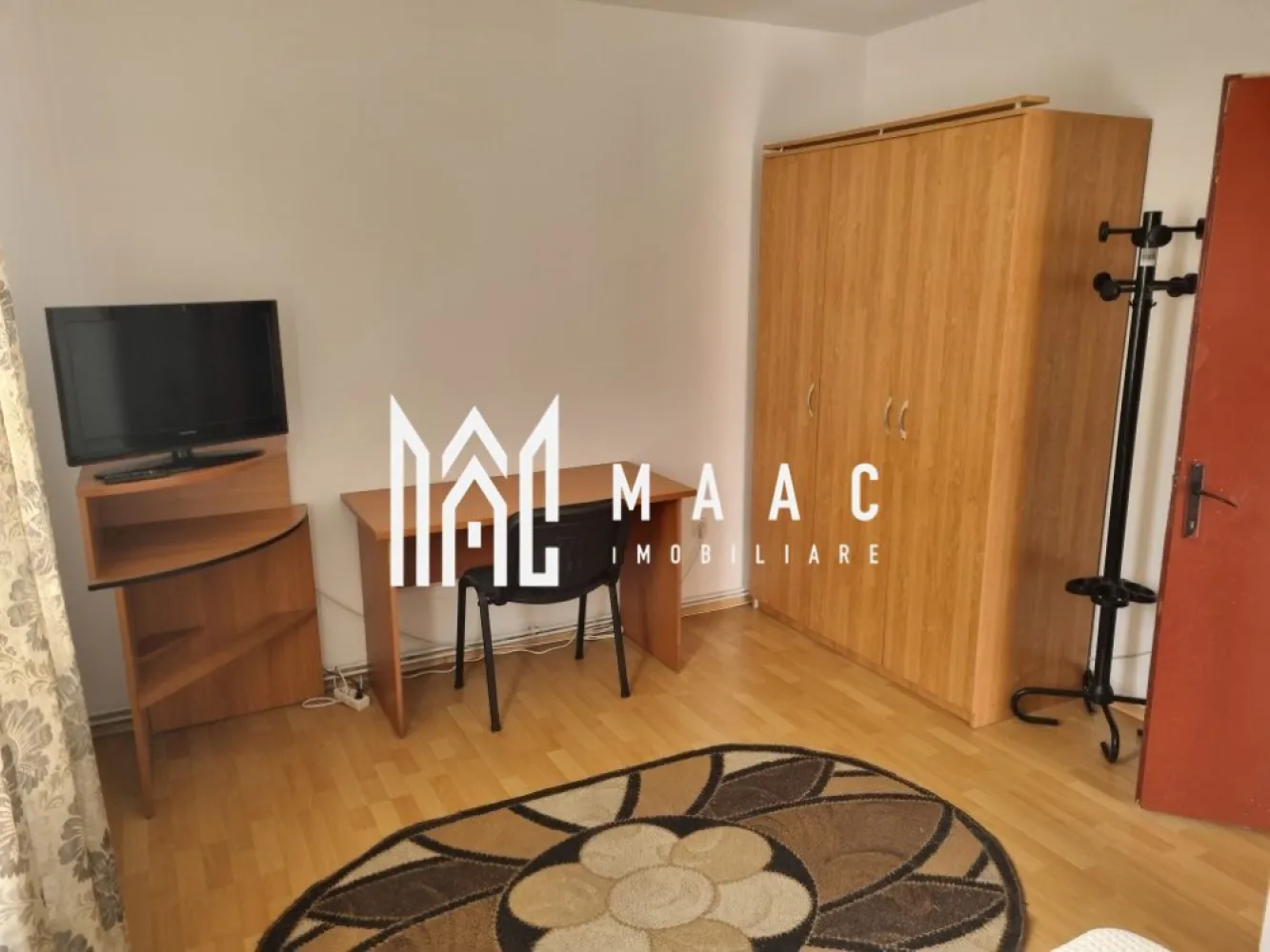 Apartament 2 camere decomandat | Terezian, Sibiu | 54 mp, etaj 3 - MAAC Imobiliare vă propune spre vânzare un apartament cu 2 camere decomandat, situat în cartierul Terezian, una dintre zonele apreciate ale Sibiului, cu acces rapid către centrul orașului și toate facilitățile necesare.

Cu o suprafață utilă de 54 mp, locuința este bine compartimentată și reprezintă o alegere excelentă atât pentru locuit, cât și pentru investiție.

Detalii proprietate
Suprafață utilă: 54 mp
Compartimentare decomandată
Etaj 3 din 4
Imobil construit în anul 2000
Construcție din cărămidă
Balcon
2 spații de depozitare
Compartimentare
Living
Dormitor
Bucătărie separată
Baie
Hol
Balcon
Două spații de depozitare
Avantaje
Compartimentare practică
Balcon
Spații generoase pentru depozitare
Etaj intermediar
Construcție din cărămidă
Costuri reduse de întreținere
Potrivit atât pentru locuință proprie, cât și pentru investiție
Avantaje locație
Situat în cartierul Terezian
Acces rapid către centrul Sibiului
Stații de autobuz în apropiere
Magazine de cartier și supermarketuri
Școli și grădinițe
Farmacii și alte servicii
Acces facil către principalele zone comerciale și de interes ale orașului
Ideal pentru
Locuință personală
Cupluri sau familii
Investiție în vederea închirierii
Pentru detalii suplimentare și programarea unei vizionări, contactați echipa MAAC Imobiliare și menționați Cod anunț CP3184969.