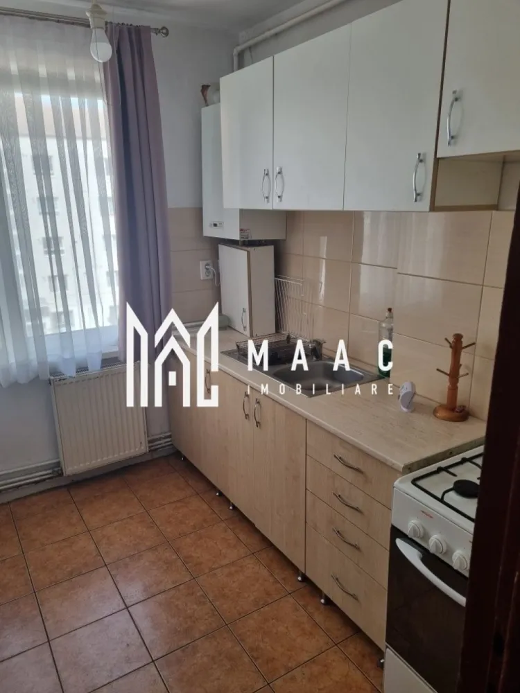 Apartament 2 camere decomandat | Terezian, Sibiu | 54 mp, etaj 3 - MAAC Imobiliare vă propune spre vânzare un apartament cu 2 camere decomandat, situat în cartierul Terezian, una dintre zonele apreciate ale Sibiului, cu acces rapid către centrul orașului și toate facilitățile necesare.

Cu o suprafață utilă de 54 mp, locuința este bine compartimentată și reprezintă o alegere excelentă atât pentru locuit, cât și pentru investiție.

Detalii proprietate
Suprafață utilă: 54 mp
Compartimentare decomandată
Etaj 3 din 4
Imobil construit în anul 2000
Construcție din cărămidă
Balcon
2 spații de depozitare
Compartimentare
Living
Dormitor
Bucătărie separată
Baie
Hol
Balcon
Două spații de depozitare
Avantaje
Compartimentare practică
Balcon
Spații generoase pentru depozitare
Etaj intermediar
Construcție din cărămidă
Costuri reduse de întreținere
Potrivit atât pentru locuință proprie, cât și pentru investiție
Avantaje locație
Situat în cartierul Terezian
Acces rapid către centrul Sibiului
Stații de autobuz în apropiere
Magazine de cartier și supermarketuri
Școli și grădinițe
Farmacii și alte servicii
Acces facil către principalele zone comerciale și de interes ale orașului
Ideal pentru
Locuință personală
Cupluri sau familii
Investiție în vederea închirierii
Pentru detalii suplimentare și programarea unei vizionări, contactați echipa MAAC Imobiliare și menționați Cod anunț CP3184969.