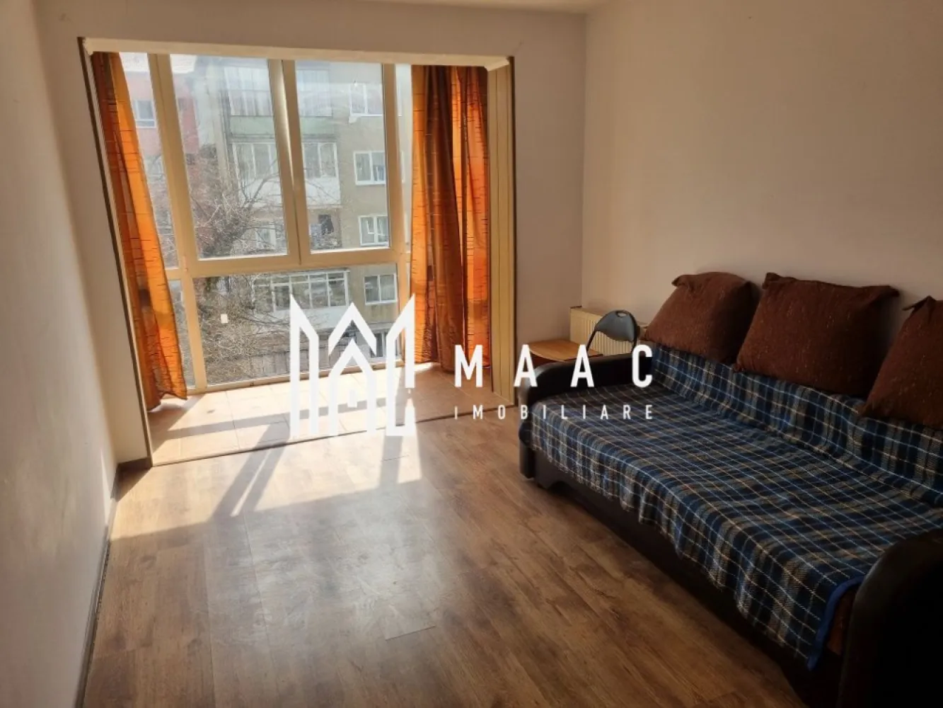 Apartament 2 camere decomandat | Terezian, Sibiu | 54 mp, etaj 3 - MAAC Imobiliare vă propune spre vânzare un apartament cu 2 camere decomandat, situat în cartierul Terezian, una dintre zonele apreciate ale Sibiului, cu acces rapid către centrul orașului și toate facilitățile necesare.

Cu o suprafață utilă de 54 mp, locuința este bine compartimentată și reprezintă o alegere excelentă atât pentru locuit, cât și pentru investiție.

Detalii proprietate
Suprafață utilă: 54 mp
Compartimentare decomandată
Etaj 3 din 4
Imobil construit în anul 2000
Construcție din cărămidă
Balcon
2 spații de depozitare
Compartimentare
Living
Dormitor
Bucătărie separată
Baie
Hol
Balcon
Două spații de depozitare
Avantaje
Compartimentare practică
Balcon
Spații generoase pentru depozitare
Etaj intermediar
Construcție din cărămidă
Costuri reduse de întreținere
Potrivit atât pentru locuință proprie, cât și pentru investiție
Avantaje locație
Situat în cartierul Terezian
Acces rapid către centrul Sibiului
Stații de autobuz în apropiere
Magazine de cartier și supermarketuri
Școli și grădinițe
Farmacii și alte servicii
Acces facil către principalele zone comerciale și de interes ale orașului
Ideal pentru
Locuință personală
Cupluri sau familii
Investiție în vederea închirierii
Pentru detalii suplimentare și programarea unei vizionări, contactați echipa MAAC Imobiliare și menționați Cod anunț CP3184969.