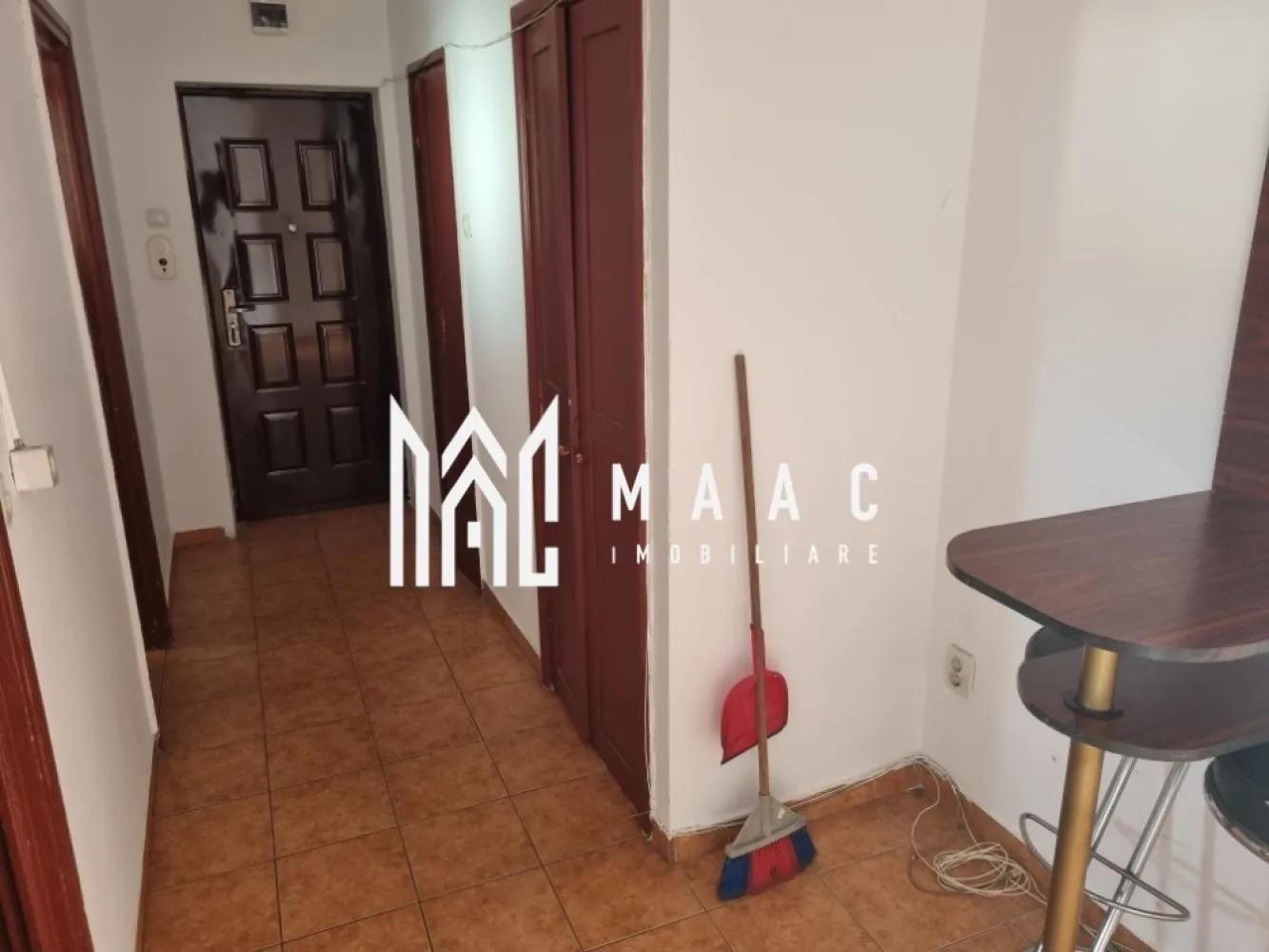 Apartament 2 camere decomandat | Terezian, Sibiu | 54 mp, etaj 3 - MAAC Imobiliare vă propune spre vânzare un apartament cu 2 camere decomandat, situat în cartierul Terezian, una dintre zonele apreciate ale Sibiului, cu acces rapid către centrul orașului și toate facilitățile necesare.

Cu o suprafață utilă de 54 mp, locuința este bine compartimentată și reprezintă o alegere excelentă atât pentru locuit, cât și pentru investiție.

Detalii proprietate
Suprafață utilă: 54 mp
Compartimentare decomandată
Etaj 3 din 4
Imobil construit în anul 2000
Construcție din cărămidă
Balcon
2 spații de depozitare
Compartimentare
Living
Dormitor
Bucătărie separată
Baie
Hol
Balcon
Două spații de depozitare
Avantaje
Compartimentare practică
Balcon
Spații generoase pentru depozitare
Etaj intermediar
Construcție din cărămidă
Costuri reduse de întreținere
Potrivit atât pentru locuință proprie, cât și pentru investiție
Avantaje locație
Situat în cartierul Terezian
Acces rapid către centrul Sibiului
Stații de autobuz în apropiere
Magazine de cartier și supermarketuri
Școli și grădinițe
Farmacii și alte servicii
Acces facil către principalele zone comerciale și de interes ale orașului
Ideal pentru
Locuință personală
Cupluri sau familii
Investiție în vederea închirierii
Pentru detalii suplimentare și programarea unei vizionări, contactați echipa MAAC Imobiliare și menționați Cod anunț CP3184969.