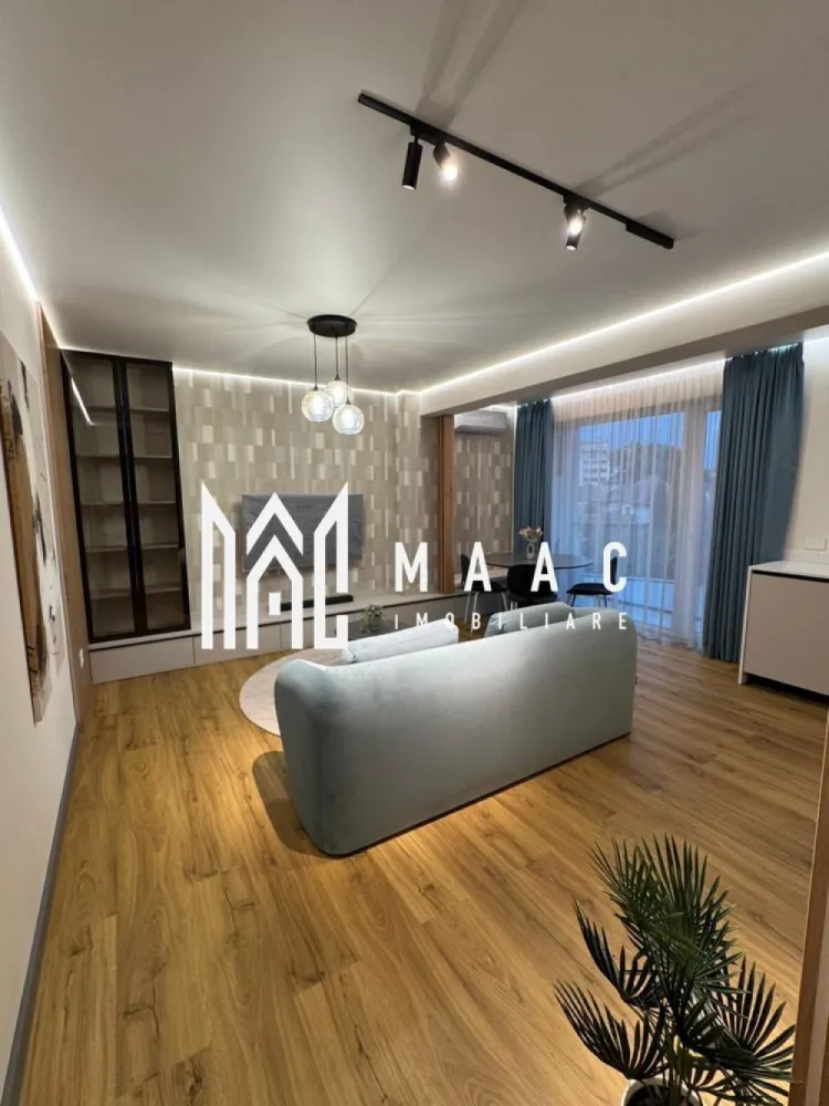 Apartament 2 camere | Etaj 1 | Prima inchiriere | Strand - MAAC Imobiliare oferă spre închiriere un apartament modern cu 2 camere, balcon, loc de parcare și boxă pentru depozitare, situat într-un imobil nou și elegant din zona Ștrand.

Apartamentul are o suprafață utilă de 52 mp (62 mp construiți) și este amplasat la etajul 1 din 4 al unui bloc construit în anul 2025, din cărămidă, izolat termic și dotat cu lift.

Locuința beneficiază de o compartimentare eficientă și funcțională, fiind compusă din:

living generos open-space cu bucătărie complet mobilată și utilată;
balcon cu acces din zona de zi;
dormitor spațios;
baie modernă cu cabină de duș walk-in și geam pentru aerisire naturală.

Apartamentul este amenajat cu mobilier realizat la comandă și dispune de toate dotările necesare pentru un stil de viață confortabil și modern:
plită, hotă și cuptor
combină frigorifică
mașină de spălat vase
mașină de spălat rufe cu uscător
aer condiționat
Smart TV
sistem SMART Home
încălzire în pardoseală pe întreaga suprafață
geamuri termopan cu 3 foi de sticlă pentru confort termic și luminozitate optimă
parchet de calitate, uși interioare din lemn și ușă metalică la intrare.

Poziționarea în zona Ștrand oferă acces rapid către numeroase puncte de interes: universități, parcuri, supermarketuri, farmacii, bănci și mijloace de transport în comun.

Apartamentul se închiriază complet mobilat și utilat, iar în prețul de 800 Euro/lună sunt incluse:
un loc de parcare subteran;
o boxă proprie pentru depozitare.

Disponibil începând cu 1 iulie.

Se caută chiriași serioși, fără animale de companie, pentru o perioadă contractuală minimă de 12 luni.
La semnarea contractului se percepe o garanție echivalentă cu valoarea a două chirii.

MAAC Imobiliare – alegerea potrivită pentru confortul tău de acasă. 
ID: CP3185488.