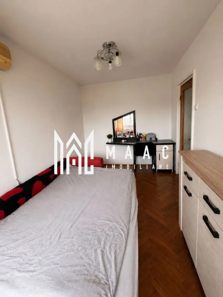 Apartament 3 camere | 2 Balcoane | 98 MPU | Mihai Viteazul - MAAC Imobiliare vă propune spre închiriere un apartament spațios cu 3 camere decomandate, situat într-un bloc turn dotat cu lift nou, într-o zonă cu acces rapid către centrul orașului și principalele puncte de interes din Sibiu.

Cu o suprafață utilă de 98 mp, locuința oferă spații generoase și o compartimentare practică, fiind ideală pentru o familie, un cuplu sau persoane care își doresc mai mult confort.

Detalii proprietate
Suprafață utilă: 98 mp
Compartimentare decomandată
Bloc cu lift nou
2 balcoane
Spații de depozitare
Disponibil începând cu 1 august
Compartimentare
Living spațios
2 dormitoare
Bucătărie
Baie
Hol generos
2 balcoane
Spații de depozitare
Avantaje
Suprafață generoasă
Compartimentare eficientă
Lift nou
Două balcoane
Multiple spații de depozitare
Luminozitate naturală
Potrivit pentru locuire pe termen lung
Avantaje locație
Stație de autobuz în imediata apropiere
Farmacii și magazine la câțiva pași
Magazin non-stop în zonă
Aproape de magazine de cartier și supermarketuri
Acces rapid către centrul orașului
Aproape de facultățile din Sibiu
Conexiune facilă către principalele zone comerciale și administrative ale orașului

Pentru mai multe detalii precizati telefonic ca ati vazut anuntul cu ID: CP3185721