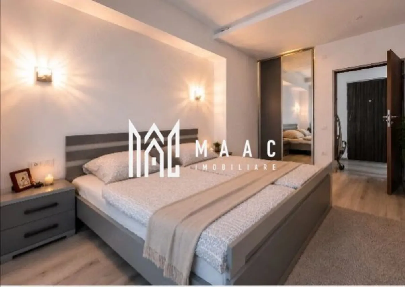 Apartament 3 camere decomandat | Arhitectilor, Sibiu | 70 mp, terasă 40 mp - Apartament cu 3 camere decomandat, situat în zona Arhitectilor - Calea Cisnadiei din Sibiu, cu 70 mp utili, terasă de 40 mp și loc de parcare.

Detalii proprietate:
• Suprafață utilă: 70 mp
• Suprafață construită: 84 mp
• Suprafață totală: 110 mp
• Compartimentare: hol de acces, living cu bucătărie open-space, două dormitoare, baie și terasă de 40 mp
• Etaj 3 din 3, imobil finalizat în 2020
• Se vinde complet mobilat și utilat
• Dotări: aer condiționat, combină frigorifică, mașină de spălat, plită electrică, cuptor pe gaz și televizor
• 1 loc de parcare

Zona Arhitectilor - Calea Cisnadiei oferă acces rapid către magazine, supermarketuri, farmacii, școli, grădinițe și mijloace de transport în comun, fiind o opțiune practică pentru locuire în Sibiu.

Cod anunț CP3184185. Contactați echipa MAAC Imobiliare pentru detalii suplimentare și programarea unei vizionări.