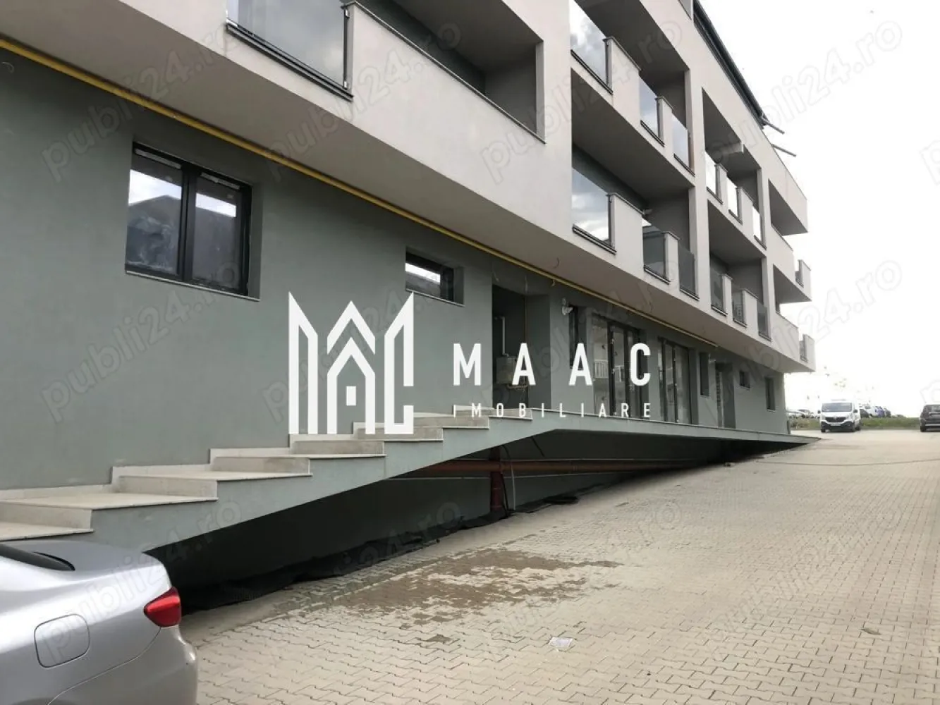 Apartament 2 Camere Decomandat | Parter | Turnisor - Apartament de vânzare în Sibiu, în zona Turnișor, cu 2 camere decomandate, 50 mp utili și amplasare la parter, prezentat cu utilizare comercială intabulată.

Detalii proprietate:
• Suprafață utilă: 50 mp
• Suprafață construită: 60 mp
• Compartimentare: zonă principală open-space, vestiar, baie și spațiu tehnic cu centrală termică montată
• Situat la parter într-un imobil finalizat în 2024, cu regim de înălțime P+3
• Predare la stadiul de alb, cu ușă de acces montată, pereți zugrăviți și trei uși interioare pregătite pentru montaj
• Încălzire în pardoseală, centrală termică funcțională și curent trifazic
• Loc de parcare inclus

Proprietatea este situată în Turnișor, Sibiu, la parterul imobilului, iar descrierea existentă menționează că este intabulată ca spațiu comercial, fără a necesita schimbarea destinației.

Cod anunț CP3184339. Contactați echipa MAAC Imobiliare pentru detalii suplimentare și programarea unei vizionări.