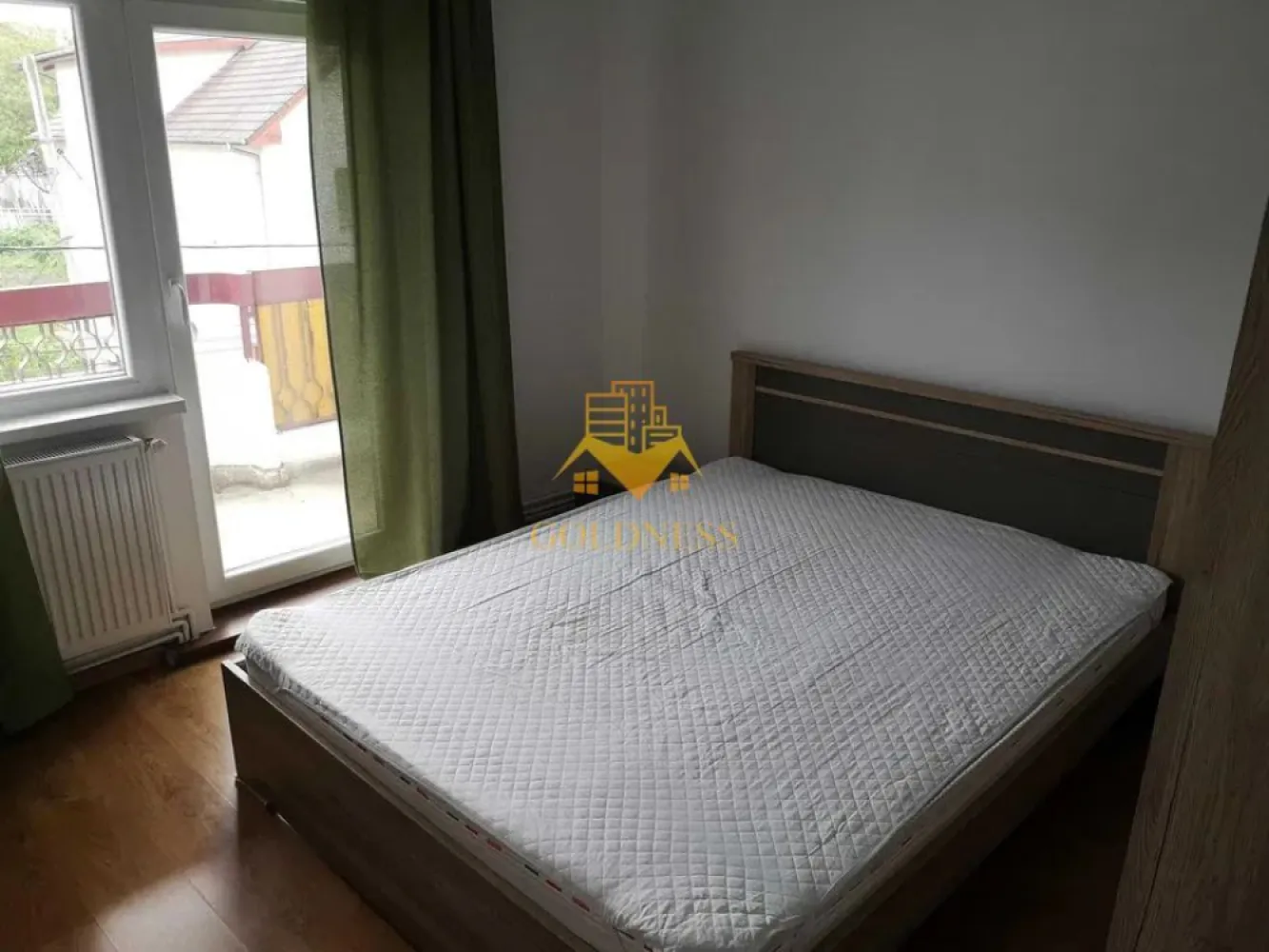3 camere decomandate, Zorilor, Sigma, UTCN, UMF, LIDL - GOLDNESS Imobiliare vă propune spre închiriere un apartament cu 3 camere decomandate complet mobilat și utilat, la etajul 2 într-un imobil de 4 etaje, fara lift, în Cartierul Zorilor.
Posibilitate de parcare in zona la liber.
Se află în apropierea stațiilor de transport în comun, magazine, restaurante, spații verzi, farmacii, etc. 

Apartamentul este compartimentat astfel:
 - 3 dormitoare, dintre care 2 cu paturi matrimniale si unul cu o canapea extensibila, dressing, noptiere
 - bucatarie complet utilată și mobilată, loc de servit masa
 - 2 bai, dintre care una cu cada si una cu cabina de dus, calorifer port prosop și dulap pentru depozitare.
 - 2 balcoanede 10 mp total.

Imobilul este dotat cu toate cele necesare- centrală proprie, frigider, aragaz, hotă, mașină de spălat haine, etc. 

Dacă sunteți interesați de acest apartament și doriți să îl vizionați, dar și pentru alte oferte nu ezitați să ne contactați telefonic sau prin e-mail. Vă stăm la dispoziție!
Pentru intermediere se percepe un comision de 50% din prețul chiriei!