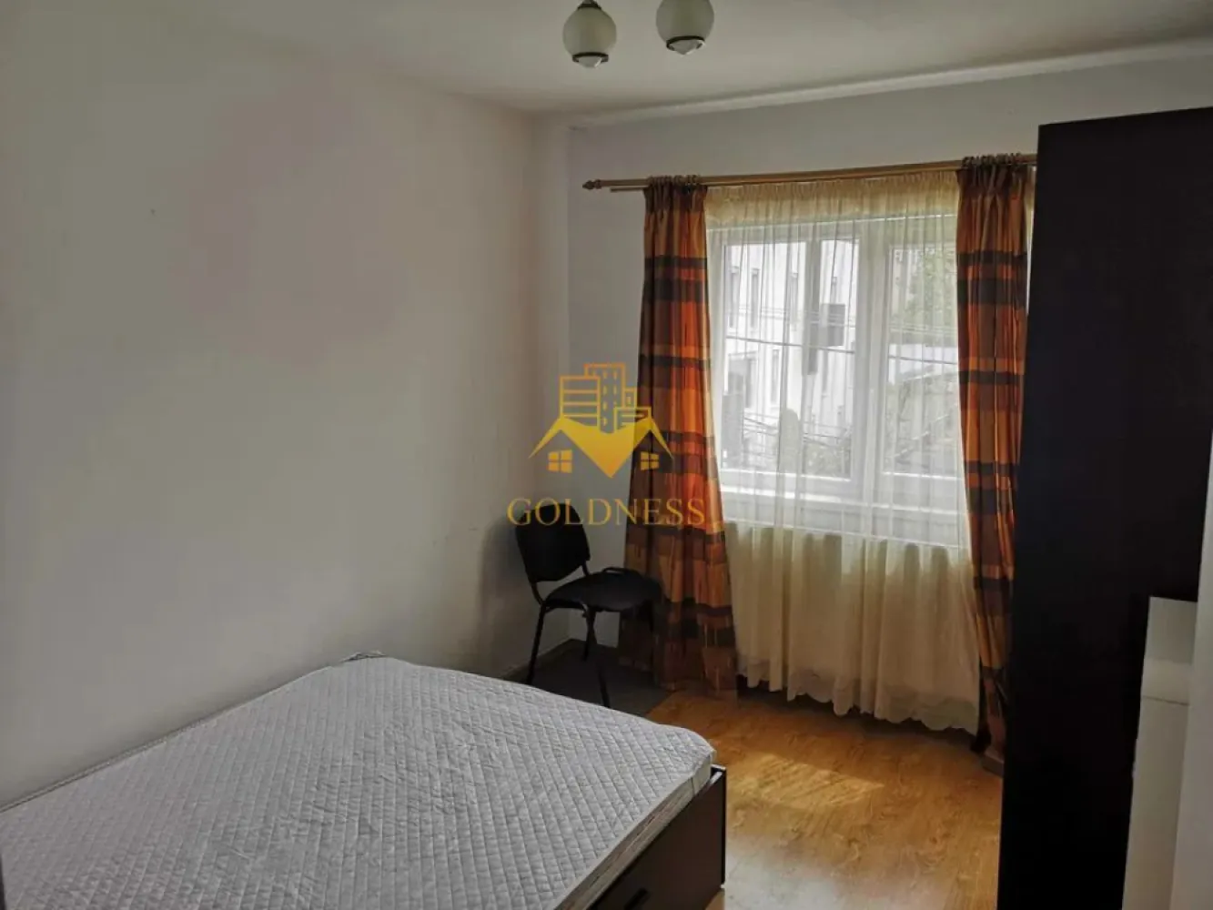 3 camere decomandate, Zorilor, Sigma, UTCN, UMF, LIDL - GOLDNESS Imobiliare vă propune spre închiriere un apartament cu 3 camere decomandate complet mobilat și utilat, la etajul 2 într-un imobil de 4 etaje, fara lift, în Cartierul Zorilor.
Posibilitate de parcare in zona la liber.
Se află în apropierea stațiilor de transport în comun, magazine, restaurante, spații verzi, farmacii, etc. 

Apartamentul este compartimentat astfel:
 - 3 dormitoare, dintre care 2 cu paturi matrimniale si unul cu o canapea extensibila, dressing, noptiere
 - bucatarie complet utilată și mobilată, loc de servit masa
 - 2 bai, dintre care una cu cada si una cu cabina de dus, calorifer port prosop și dulap pentru depozitare.
 - 2 balcoanede 10 mp total.

Imobilul este dotat cu toate cele necesare- centrală proprie, frigider, aragaz, hotă, mașină de spălat haine, etc. 

Dacă sunteți interesați de acest apartament și doriți să îl vizionați, dar și pentru alte oferte nu ezitați să ne contactați telefonic sau prin e-mail. Vă stăm la dispoziție!
Pentru intermediere se percepe un comision de 50% din prețul chiriei!