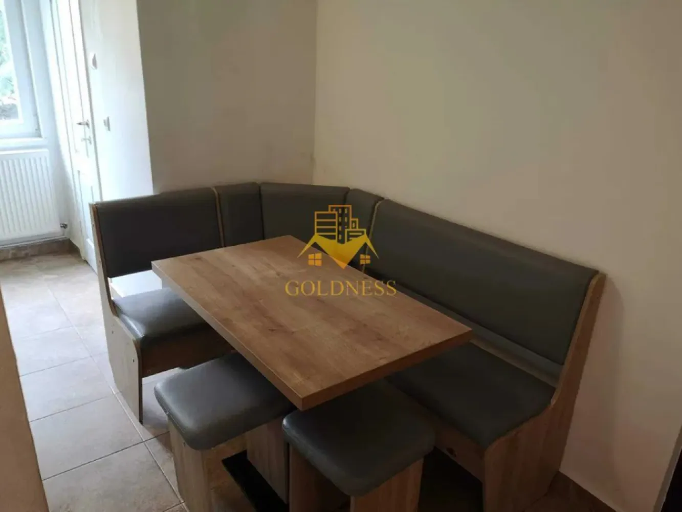 3 camere decomandate, Zorilor, Sigma, UTCN, UMF, LIDL - GOLDNESS Imobiliare vă propune spre închiriere un apartament cu 3 camere decomandate complet mobilat și utilat, la etajul 2 într-un imobil de 4 etaje, fara lift, în Cartierul Zorilor.
Posibilitate de parcare in zona la liber.
Se află în apropierea stațiilor de transport în comun, magazine, restaurante, spații verzi, farmacii, etc. 

Apartamentul este compartimentat astfel:
 - 3 dormitoare, dintre care 2 cu paturi matrimniale si unul cu o canapea extensibila, dressing, noptiere
 - bucatarie complet utilată și mobilată, loc de servit masa
 - 2 bai, dintre care una cu cada si una cu cabina de dus, calorifer port prosop și dulap pentru depozitare.
 - 2 balcoanede 10 mp total.

Imobilul este dotat cu toate cele necesare- centrală proprie, frigider, aragaz, hotă, mașină de spălat haine, etc. 

Dacă sunteți interesați de acest apartament și doriți să îl vizionați, dar și pentru alte oferte nu ezitați să ne contactați telefonic sau prin e-mail. Vă stăm la dispoziție!
Pentru intermediere se percepe un comision de 50% din prețul chiriei!