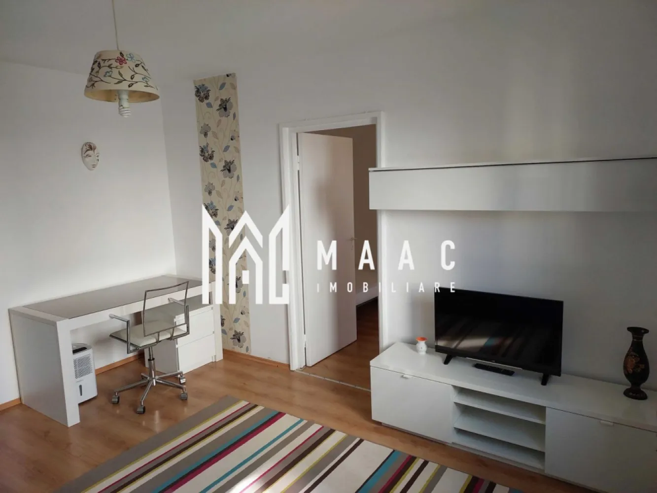 Apartament 2 camere | Etaj 2 | 38 MPU | Hipodrom 3 - MAAC Imobiliare vă propune spre închiriere un apartament cu 2 camere semidecomandate, situat în cartierul Hipodrom III, una dintre cele mai apreciate zone rezidențiale din Sibiu, datorită accesului facil către școli, grădinițe, magazine și mijloace de transport în comun.

Locuința este amplasată la etajul 2 și reprezintă o alegere potrivită pentru un cuplu, o persoană singură sau o familie care își dorește confort și acces rapid către principalele puncte de interes ale orașului.

Detalii proprietate
2 camere semidecomandate
Etaj 2
Fără balcon
Disponibil din 1 iulie 2026
Compartimentare
Living
Dormitor
Bucătărie
Baie
Hol
Avantaje locație
Situat în zona Hipodrom III
Stație de autobuz lângă bloc
Magazine de cartier în imediata apropiere
Supermarketuri și farmacii în zonă
Parc pentru copii la câteva minute de mers pe jos
Aproape de școli și grădinițe
Acces facil către facultățile din Sibiu
Conexiune rapidă către centrul orașului
Condiții de închiriere
Se închiriază doar pe termen lung (minimum 1 an)
Garanție: 300 Euro
Disponibil pentru mutare începând cu 1 iulie 2026

Pentru mai multe detalii precizati telefonic ca ati vazut anuntul cu ID: CP3185781