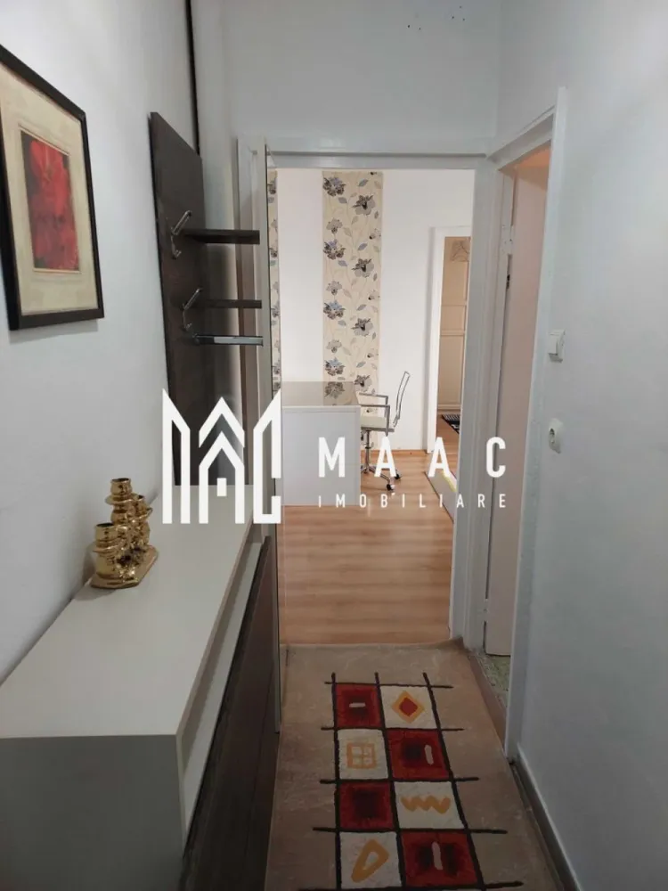 Apartament 2 camere | Etaj 2 | 38 MPU | Hipodrom 3 - MAAC Imobiliare vă propune spre închiriere un apartament cu 2 camere semidecomandate, situat în cartierul Hipodrom III, una dintre cele mai apreciate zone rezidențiale din Sibiu, datorită accesului facil către școli, grădinițe, magazine și mijloace de transport în comun.

Locuința este amplasată la etajul 2 și reprezintă o alegere potrivită pentru un cuplu, o persoană singură sau o familie care își dorește confort și acces rapid către principalele puncte de interes ale orașului.

Detalii proprietate
2 camere semidecomandate
Etaj 2
Fără balcon
Disponibil din 1 iulie 2026
Compartimentare
Living
Dormitor
Bucătărie
Baie
Hol
Avantaje locație
Situat în zona Hipodrom III
Stație de autobuz lângă bloc
Magazine de cartier în imediata apropiere
Supermarketuri și farmacii în zonă
Parc pentru copii la câteva minute de mers pe jos
Aproape de școli și grădinițe
Acces facil către facultățile din Sibiu
Conexiune rapidă către centrul orașului
Condiții de închiriere
Se închiriază doar pe termen lung (minimum 1 an)
Garanție: 300 Euro
Disponibil pentru mutare începând cu 1 iulie 2026

Pentru mai multe detalii precizati telefonic ca ati vazut anuntul cu ID: CP3185781