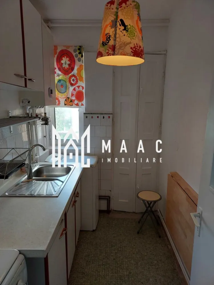 Apartament 2 camere | Etaj 2 | 38 MPU | Hipodrom 3 - MAAC Imobiliare vă propune spre închiriere un apartament cu 2 camere semidecomandate, situat în cartierul Hipodrom III, una dintre cele mai apreciate zone rezidențiale din Sibiu, datorită accesului facil către școli, grădinițe, magazine și mijloace de transport în comun.

Locuința este amplasată la etajul 2 și reprezintă o alegere potrivită pentru un cuplu, o persoană singură sau o familie care își dorește confort și acces rapid către principalele puncte de interes ale orașului.

Detalii proprietate
2 camere semidecomandate
Etaj 2
Fără balcon
Disponibil din 1 iulie 2026
Compartimentare
Living
Dormitor
Bucătărie
Baie
Hol
Avantaje locație
Situat în zona Hipodrom III
Stație de autobuz lângă bloc
Magazine de cartier în imediata apropiere
Supermarketuri și farmacii în zonă
Parc pentru copii la câteva minute de mers pe jos
Aproape de școli și grădinițe
Acces facil către facultățile din Sibiu
Conexiune rapidă către centrul orașului
Condiții de închiriere
Se închiriază doar pe termen lung (minimum 1 an)
Garanție: 300 Euro
Disponibil pentru mutare începând cu 1 iulie 2026

Pentru mai multe detalii precizati telefonic ca ati vazut anuntul cu ID: CP3185781