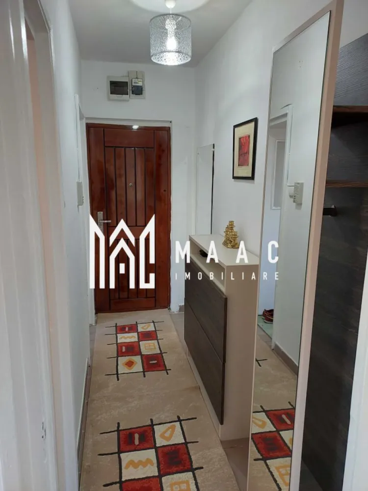 Apartament 2 camere | Etaj 2 | 38 MPU | Hipodrom 3 - MAAC Imobiliare vă propune spre închiriere un apartament cu 2 camere semidecomandate, situat în cartierul Hipodrom III, una dintre cele mai apreciate zone rezidențiale din Sibiu, datorită accesului facil către școli, grădinițe, magazine și mijloace de transport în comun.

Locuința este amplasată la etajul 2 și reprezintă o alegere potrivită pentru un cuplu, o persoană singură sau o familie care își dorește confort și acces rapid către principalele puncte de interes ale orașului.

Detalii proprietate
2 camere semidecomandate
Etaj 2
Fără balcon
Disponibil din 1 iulie 2026
Compartimentare
Living
Dormitor
Bucătărie
Baie
Hol
Avantaje locație
Situat în zona Hipodrom III
Stație de autobuz lângă bloc
Magazine de cartier în imediata apropiere
Supermarketuri și farmacii în zonă
Parc pentru copii la câteva minute de mers pe jos
Aproape de școli și grădinițe
Acces facil către facultățile din Sibiu
Conexiune rapidă către centrul orașului
Condiții de închiriere
Se închiriază doar pe termen lung (minimum 1 an)
Garanție: 300 Euro
Disponibil pentru mutare începând cu 1 iulie 2026

Pentru mai multe detalii precizati telefonic ca ati vazut anuntul cu ID: CP3185781