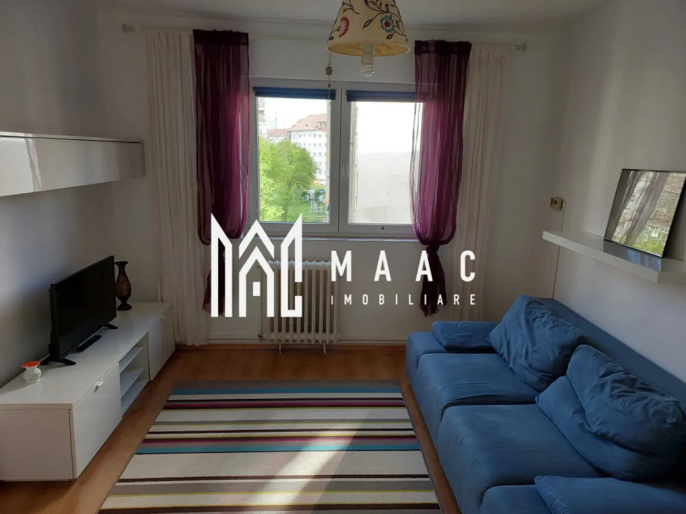 Apartament 2 camere | Etaj 2 | 38 MPU | Hipodrom 3 - MAAC Imobiliare vă propune spre închiriere un apartament cu 2 camere semidecomandate, situat în cartierul Hipodrom III, una dintre cele mai apreciate zone rezidențiale din Sibiu, datorită accesului facil către școli, grădinițe, magazine și mijloace de transport în comun.

Locuința este amplasată la etajul 2 și reprezintă o alegere potrivită pentru un cuplu, o persoană singură sau o familie care își dorește confort și acces rapid către principalele puncte de interes ale orașului.

Detalii proprietate
2 camere semidecomandate
Etaj 2
Fără balcon
Disponibil din 1 iulie 2026
Compartimentare
Living
Dormitor
Bucătărie
Baie
Hol
Avantaje locație
Situat în zona Hipodrom III
Stație de autobuz lângă bloc
Magazine de cartier în imediata apropiere
Supermarketuri și farmacii în zonă
Parc pentru copii la câteva minute de mers pe jos
Aproape de școli și grădinițe
Acces facil către facultățile din Sibiu
Conexiune rapidă către centrul orașului
Condiții de închiriere
Se închiriază doar pe termen lung (minimum 1 an)
Garanție: 300 Euro
Disponibil pentru mutare începând cu 1 iulie 2026

Pentru mai multe detalii precizati telefonic ca ati vazut anuntul cu ID: CP3185781