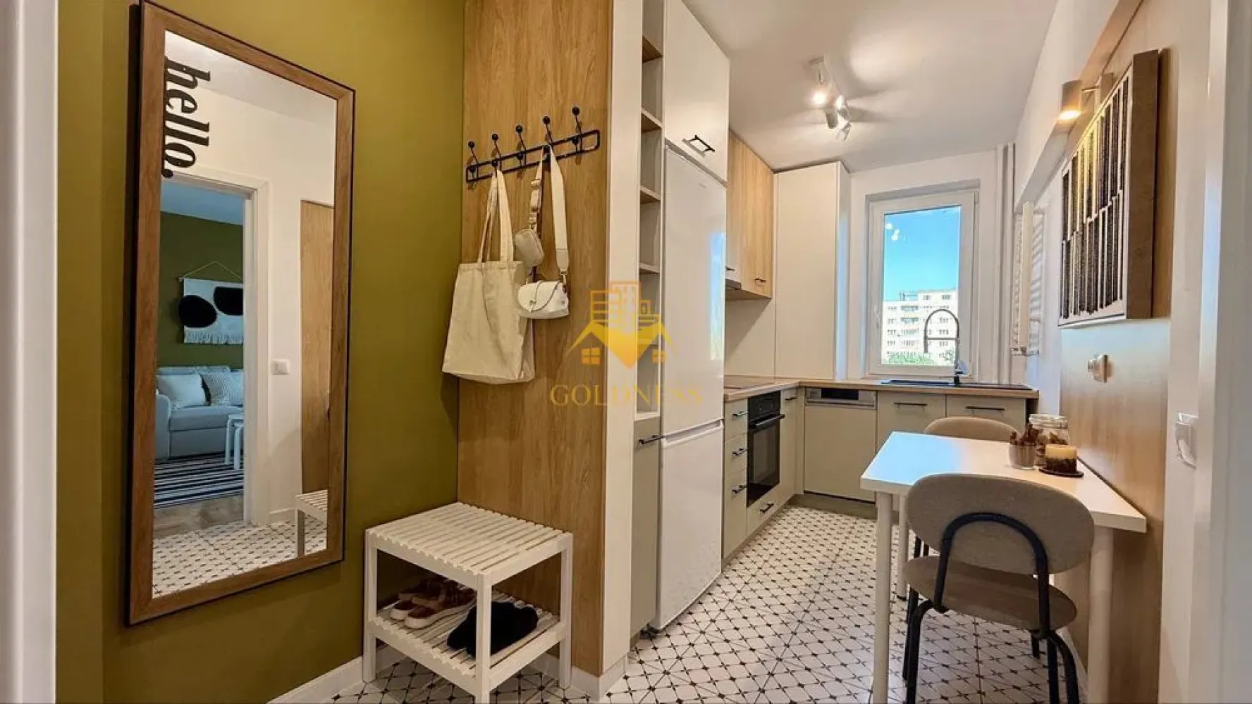 2 camere, Gheorgheni, Pta Hermes, Transylvania C., Brancusi, Albac - GOLDNESS Imobiliare vă propune spre închiriere un apartament cu 2 camere semidecomandate complet mobilat și utilat, la etajul 6 într-un imobil de 10 etaje, în Cartierul Gheorgheni, Zona Albac.
Posibilitate de parcare in zona!
Se află în apropierea stațiilor de transport în comun, magazine, restaurante, spații verzi, farmacii, etc. 

Apartamentul este compartimentat astfel:
 - dormitor cu pat matrimonial, dressing, noptiere
 - bucatarie complet utilată și mobilată, loc de servit masa 
- living cu o canapea extensibilă, dressing, comoda tv
 - baie cu dus walk in, calorifer port prosop și dulap pentru depozitare.
 - balcon inchis de 4 mp.

Imobilul este dotat cu toate cele necesare- centrală proprie, frigider, aragaz, hotă, mașină de spălat haine, masina de spalat vase, etc. 

Dacă sunteți interesați de acest apartament și doriți să îl vizionați, dar și pentru alte oferte nu ezitați să ne contactați telefonic sau prin e-mail. Vă stăm la dispoziție!

Pentru intermediere se percepe un comision de 50% din prețul chiriei!