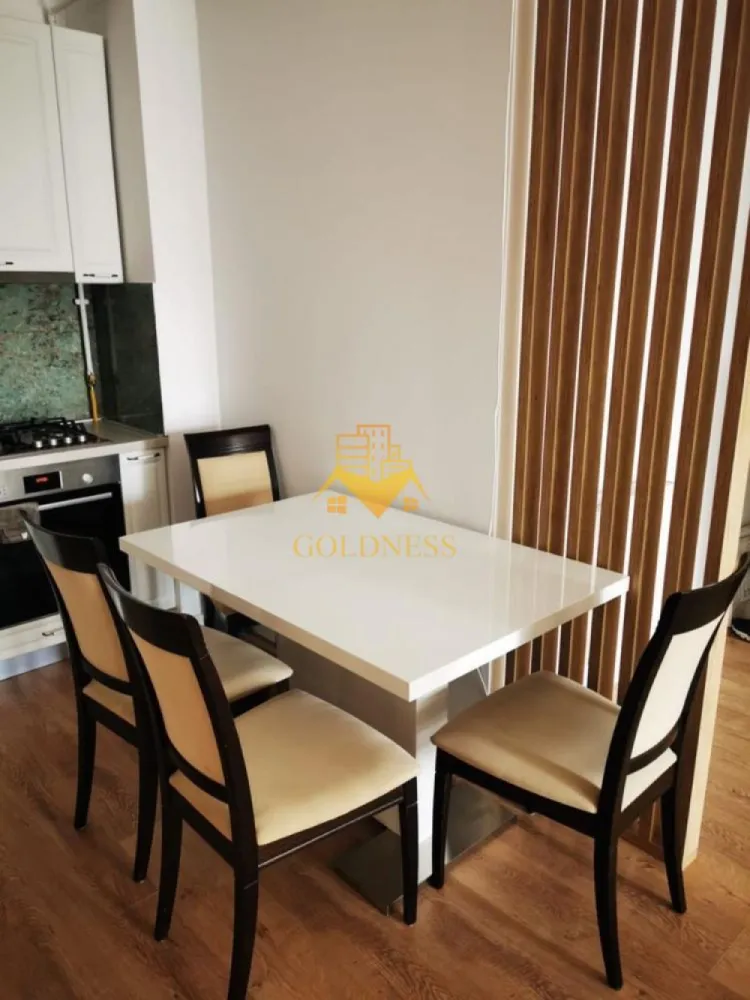 2 camere, Buna ziua, Trifoiului, Grand Hotel Italia, Lidl, PetFriendly - GOLDNESS Imobiliare vă propune spre închiriere un apartament cu 2 camere complet mobilat și utilat, la etajul 1 într-un imobil de 10 etaje, în Cartierul Buna ziua. 
Dispune de loc de parcare subteran.
Se află în apropierea stațiilor de transport în comun, magazine, restaurante, spații verzi, farmacii, etc. 

Apartamentul este compartimentat astfel:
 - dormitor cu pat matrimonial, dressing, noptiere
 - living cu canapea extensibilă 
 - bucătărie complet utilată și mobilată, loc de servit masa 
 - baie cu cada, calorifer port prosop și dulap pentru depozitare.
 - balcon 5mp

Imobilul este dotat cu toate cele necesare- centrală proprie, frigider, aragaz, hotă, mașină de spălat haine și vase, AC etc. 

Dacă sunteți interesați de acest apartament și doriți să îl vizionați, dar și pentru alte oferte nu ezitați să ne contactați telefonic sau prin e-mail. Vă stăm la dispoziție!
Pentru intermediere se percepe un comision de 50% din prețul chiriei!