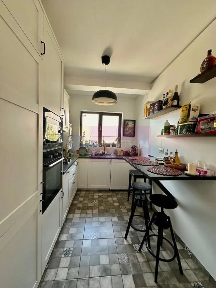 Apartament 2 camere si loc parcare - Parcul Carol - Agentia Imobiliara Apulum 94
Vinde un apartament mobilat și primitor la 600 de metri de parcul Carol, 3 km față de Piața Unirii și la 9 minute de mers pe jos până la metroul Eroii Revoluției.

Blocul a fost finalizat în 2018 și este localizat pe o stradă liniștită, fără să se audă zgomotul mașinilor.

Prețul include și un loc de parcare suprateran în spatele blocului.

Apartamentul este localizat la etajul 2, cu o suprafața utila de 46,11 mp si un balcon suprafata utila de 5,44 mp, compus din: living, bucatarie, baie, dormitor, hol si balcon.

Imobilul are structura de rezistenta cadre beton armat. Stâlpii au dimensiunile de 35x35cm. Grinzile au dimensiunile 25x35, 25x45, respectiv25x50cm. Planseele dintre niveluri sunt din beton armat si au 13cm grosime. Scara este din beton armat. Acoperis tip sarpanta si terasa. Pereti de caramida
Regim de înălțime P+2E+M
Termosistem de 10cm, incluzând poliester lipit cu adeziv si dibluri, tencuiala cu plasa si vopsea decorativa.
Apartamentul se vinde mobilat
