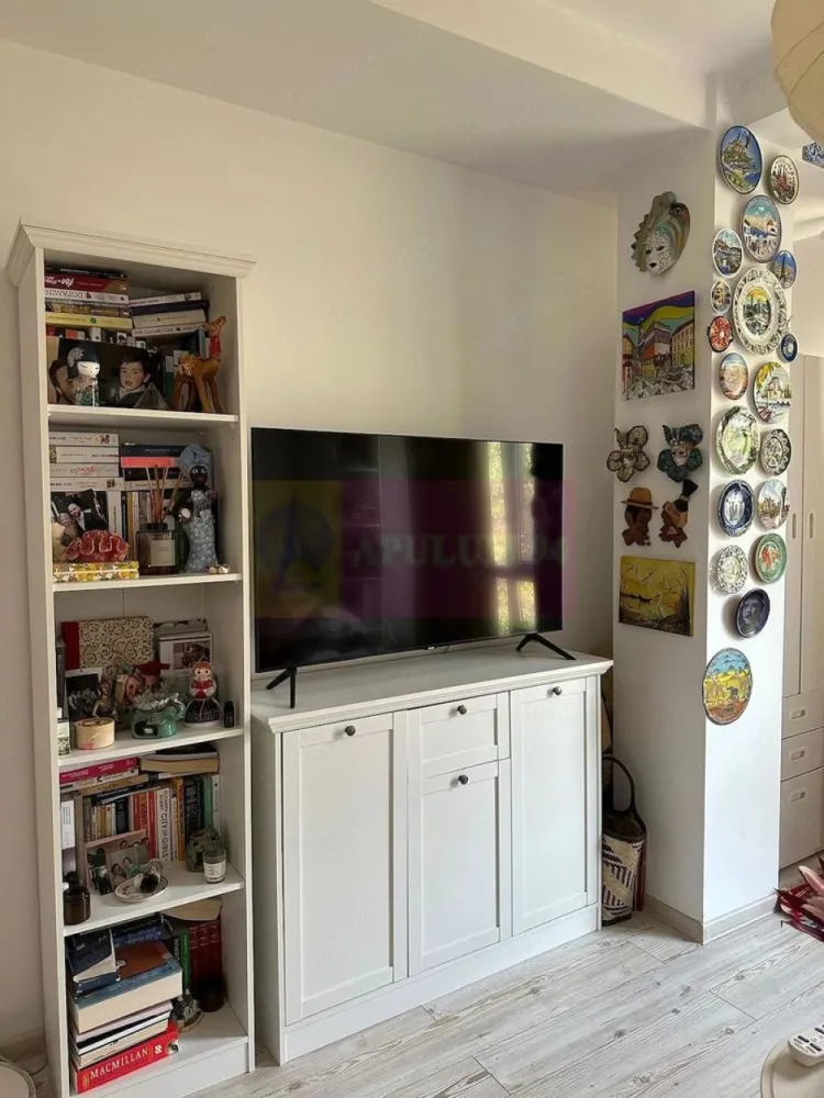 Apartament 2 camere si loc parcare - Parcul Carol - Agentia Imobiliara Apulum 94
Vinde un apartament mobilat și primitor la 600 de metri de parcul Carol, 3 km față de Piața Unirii și la 9 minute de mers pe jos până la metroul Eroii Revoluției.

Blocul a fost finalizat în 2018 și este localizat pe o stradă liniștită, fără să se audă zgomotul mașinilor.

Prețul include și un loc de parcare suprateran în spatele blocului.

Apartamentul este localizat la etajul 2, cu o suprafața utila de 46,11 mp si un balcon suprafata utila de 5,44 mp, compus din: living, bucatarie, baie, dormitor, hol si balcon.

Imobilul are structura de rezistenta cadre beton armat. Stâlpii au dimensiunile de 35x35cm. Grinzile au dimensiunile 25x35, 25x45, respectiv25x50cm. Planseele dintre niveluri sunt din beton armat si au 13cm grosime. Scara este din beton armat. Acoperis tip sarpanta si terasa. Pereti de caramida
Regim de înălțime P+2E+M
Termosistem de 10cm, incluzând poliester lipit cu adeziv si dibluri, tencuiala cu plasa si vopsea decorativa.
Apartamentul se vinde mobilat