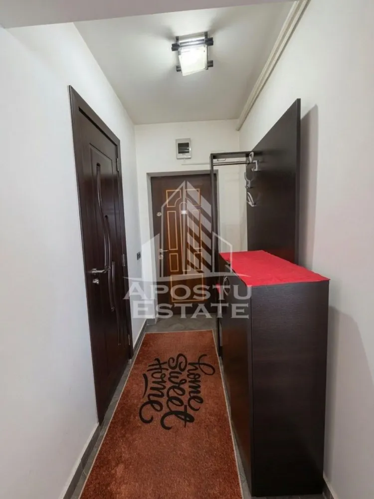 Apartament cu 1 camera de vanzare, 30mp, Olimpia Stadion, Timisoara - Agentia imobiliara APOSTU ESTATE va propune spre vanzare un apartament cu 1 camera, bine intretinut in zona Olimpia-Stadion din Timisoara, judetul Timis, o zona apreciata pentru accesul facil catre mijloacele de transport, centre comerciale si numeroase puncte de interes.

Locuinta are o suprafata utila de 30 mp.

Compartimentare eficienta:

hol de acces
camera luminoasa
bucatarie amenajata
baie cu cabina de dus

Dotari si beneficii:

incalzire prin termoficare
se vinde complet mobilat si utilat
geamuri termopan
usa metalica la intrare
disponibil imediat

Pozitie excelenta:

acces rapid catre mijloacele de transport in comun
in apropiere de magazine, farmacii, banci, liceu, gradinita si alte facilitati
conexiune facila catre principalele artere ale orasului
Apartamentul este ideal atat pentru locuinta proprie, cat si pentru investitie, datorita amplasarii avantajoase si a costurilor reduse de exploatare.

Pretul este usor negociabil.

Agentia imobiliara Apostu Estate va ofera consultanta bancara gratuita prin intermediul colaboratorilor nostri pentru alegerea celui mai potrivit tip de credit, astfel incat tu sa devi noul proprietar al acestei proprietati.

Va asteptam cu drag la o vizionare!
ID intern: CP3185614
