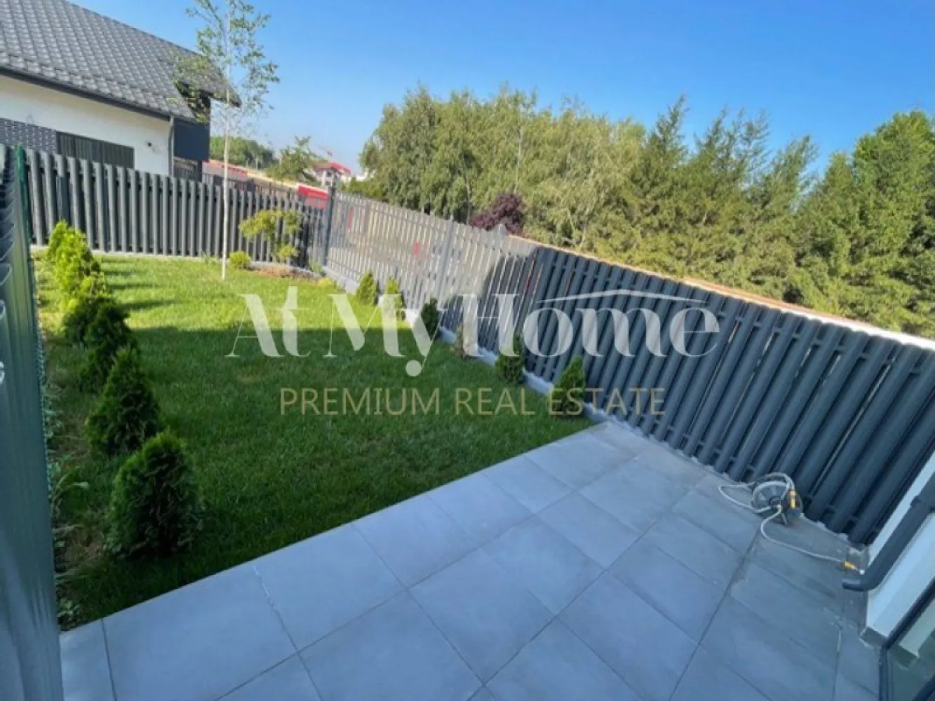 VILA 5 CAMERE CU GRADINA//COMPLET MOBILATA SI UTILATA//PIPERA - VIla NOUA cu 5 camere, localizata intr-un complex rezidential nou din zona Pipera, Alexander Residence, in apropiere de Scoala Americana si toate punctele de interes din zona Pipera/Iancu Nicolae.

Vila a fost construita pe un teren de 137mp, are o curte proprie si o suprafata utila de 122,51mp.
La parter se afla zona de living cu dining, bucatarie inchisa, grup sanitar si terasa.
La etajul 1 se afla un dormitor matrimonial cu baie proprie, un dormitor secundar si o baie secundara.
Mansarda este compusa dintr-un open space, un dormitor si o baie.

Vila se inchiriaza mobilata si utilata, avand incluse finisaje si mobilier de foarte buna calitate.

Are disponibile si doua locuri de parcare in exterior. In plus, exista si locuri de parcare pentru vizitatori.