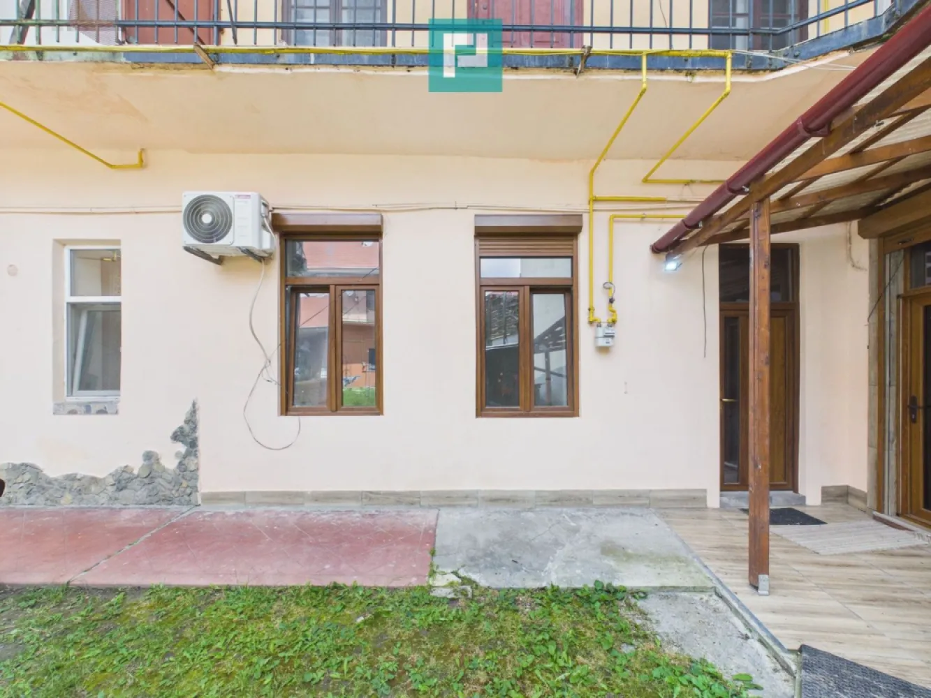 Apartament o cameră, parter, Parcul Reconcilierii - Apartament o cameră, parter, Parcul Reconcilierii

Locuiești la parter, ai curte liniștită și vecini de treabă — iar în plus ești la 2 pași de Poliție, Parcul Reconcilierii și Piața Catedralei.

Property Lab Îți prezintă acest apartament cu o cameră, situat într-una dintre cele mai bune și sigure zone din Arad, ideal atât pentru locuit, cât și pentru investiție.

Suprafață construită: 43 mp
Teren în proprietate: 47 mp

Parter într-o clădire cu un etaj, complet renovată (inclusiv etajul superior și acoperișul)
Centrală termică pe gaz

Locuința este renovată (totul este nou) și are acces direct la curtea comună îngrijită, care oferă liniște și un sentiment de comunitate.

Poziționare excelentă:
2 minute de Poliție
lângă Parcul Reconcilierii
aproape de Piața Catedralei
acces rapid către centrul orașului

Un apartament ideal pentru cine își dorește confort, siguranță și o locație ultracentrală într-un cadru liniștit.

Lauri Jurj 
Telefon 0735 855 073
E-mail lauri.jurj@propertylab.ro

Alexandra Tighean
Telefon 0741 139 063
E-mail ale.tighean@propertylab.ro

CP3176936