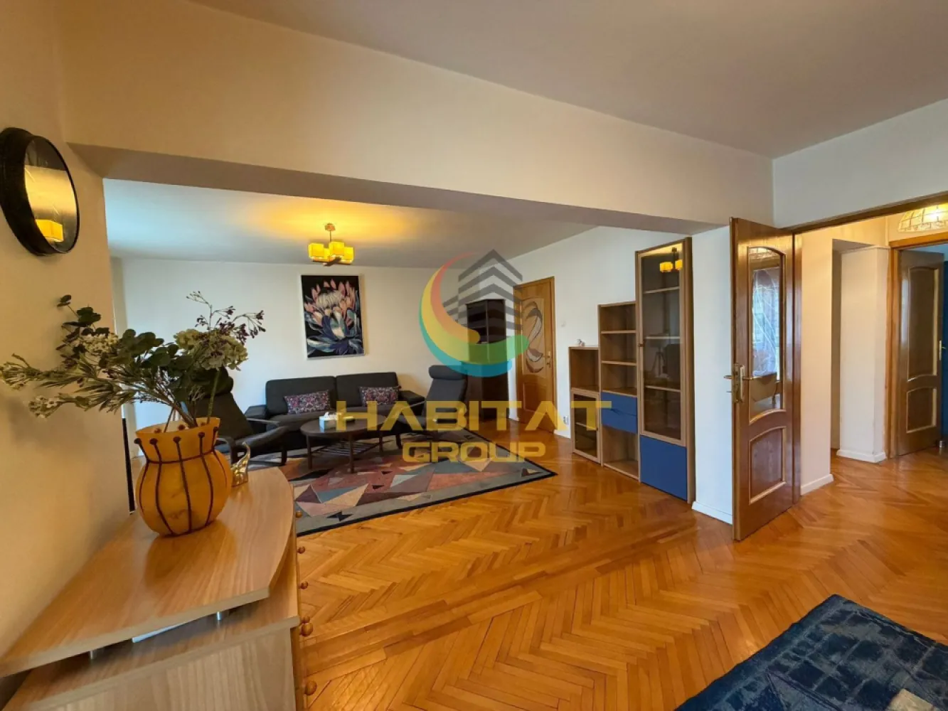 Chirie Apartament 3 camere Unirii metrou - Prezentam spre inchiriere un apartament de 2 camere cu 2 bai, mobilat si utilat, in spatele magazinului Unirea shopping center, ultracentral, cu numeroase mijloace de transport in comun la indemana, si multe alte facilitati.

Practic zona de living este foarte spatioasa. 
Dotat cu aer condiționat.
Este situată la etajul 5 din 6.
Blocul este dotat cu lift schindler nou.
Vedere mixtă cu 4 balcoane: 2 pe zona de living si dormitor si 2 pe zona de bucatarie si dormitor fiecare cu iesire separata.
Pat matrimonial cu saltea nouă în dormitor.
750 euro/luna
Se percepe garantie
Se percepe comision.
Pentru detalii/programare vizionare Bianca Albu 0768676697