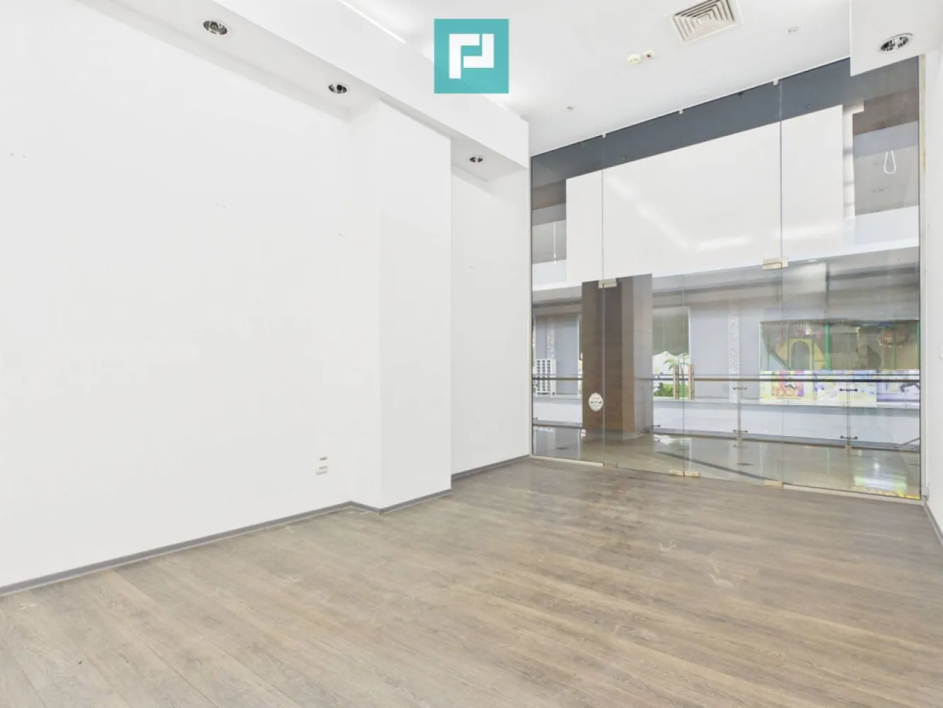 Spațiu comercial/de birouri/showroom în Arad - PropertyLab vă propune spre inchiriere un spațiu modern cu o suprafață de 30 mp în cadrul Centrului Comercial Agora Arad, una dintre cele mai dinamice și atractive destinații comerciale din oraș.

Spațiul beneficiază de o poziționare excelentă și o vizibilitate foarte bună, fiind potrivit pentru o gamă variată de activități comerciale, servicii și showroom.
Vecinătăți și chiriași de renume:
Agora Arad găzduiește numeroase branduri naționale și internaționale, contribuind la un flux constant de vizitatori:
Retail și modă: DeFacto, Sinsay, Xtep, Numero Uno, CCC, Worldbox, Action, KIK, TEDi, Pepco etc
Divertisment: Happy Cinema și Fantastic Jungle.
Fitness: 18Gym, una dintre cele mai mari săli de fitness din oraș.
Alimentație și cumpărături zilnice: SENIC Gross & Market.

Facilități suplimentare:
Peste 1.000 de locuri de parcare pentru clienți și angajați
Acces facil din principalele zone ale municipiului Arad

Taxă servicii 5 euro/mp + tva/lună

Pentru informații suplimentare și programarea unei vizionări, vă stăm la dispoziție.

Raluca Marinescu Consultant PropertyLab
Telefon +40 755 083 764
E-mail: raluca.marinescu@propertylab.ro

CP3176728