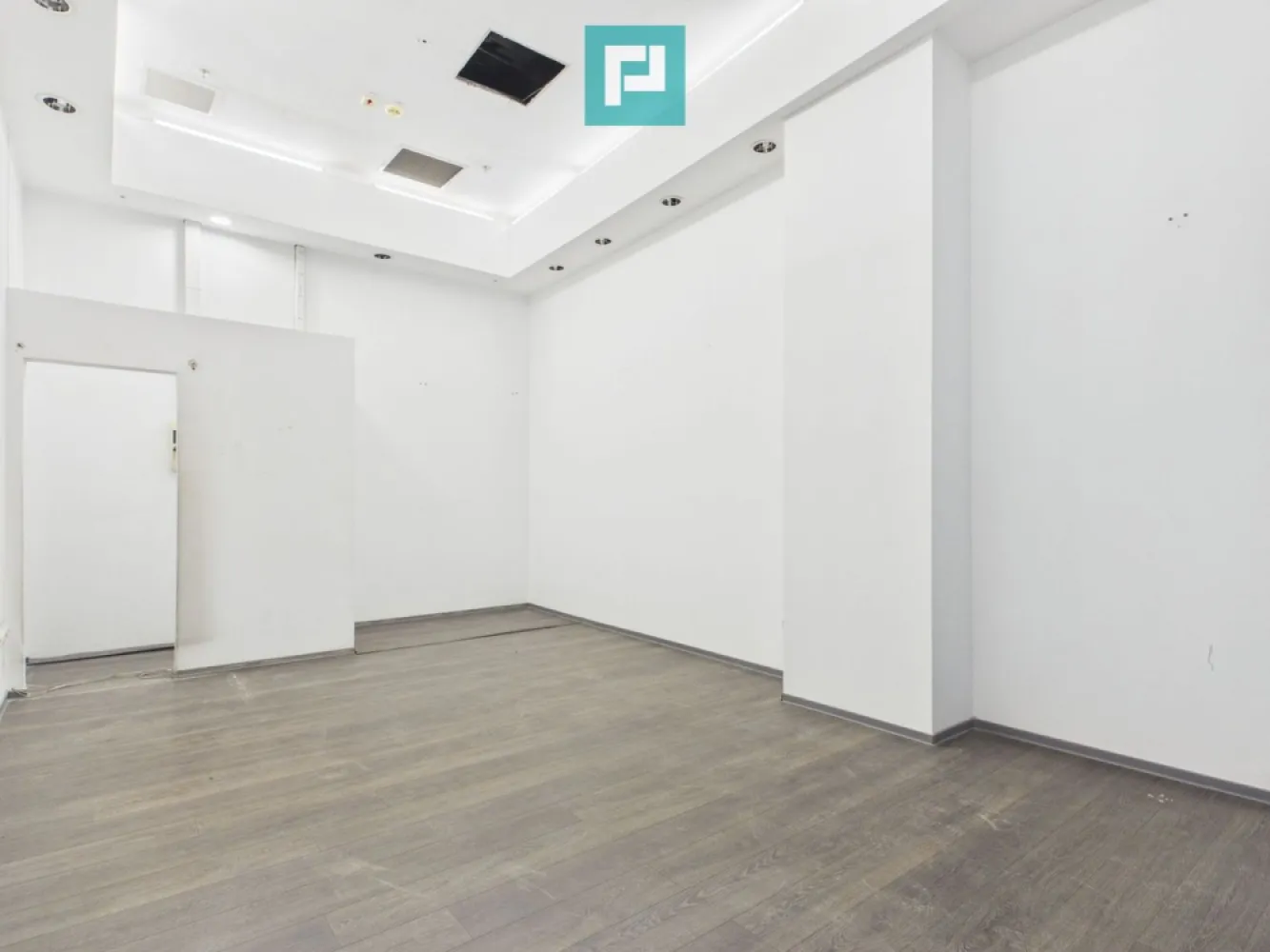 Spațiu comercial/de birouri/showroom în Arad - PropertyLab vă propune spre inchiriere un spațiu modern cu o suprafață de 30 mp în cadrul Centrului Comercial Agora Arad, una dintre cele mai dinamice și atractive destinații comerciale din oraș.

Spațiul beneficiază de o poziționare excelentă și o vizibilitate foarte bună, fiind potrivit pentru o gamă variată de activități comerciale, servicii și showroom.
Vecinătăți și chiriași de renume:
Agora Arad găzduiește numeroase branduri naționale și internaționale, contribuind la un flux constant de vizitatori:
Retail și modă: DeFacto, Sinsay, Xtep, Numero Uno, CCC, Worldbox, Action, KIK, TEDi, Pepco etc
Divertisment: Happy Cinema și Fantastic Jungle.
Fitness: 18Gym, una dintre cele mai mari săli de fitness din oraș.
Alimentație și cumpărături zilnice: SENIC Gross & Market.

Facilități suplimentare:
Peste 1.000 de locuri de parcare pentru clienți și angajați
Acces facil din principalele zone ale municipiului Arad

Taxă servicii 5 euro/mp + tva/lună

Pentru informații suplimentare și programarea unei vizionări, vă stăm la dispoziție.

Raluca Marinescu Consultant PropertyLab
Telefon +40 755 083 764
E-mail: raluca.marinescu@propertylab.ro

CP3176728