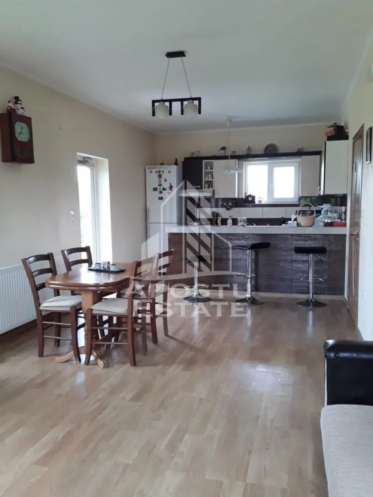 Casa cu teren de 3515mp, in Resita - Apostu Estate vă oferă spre vânzare o proprietate situată în Resita, cartier Terova, ideală pentru cei care îşi doresc linişte şi spaţiu generos. Situata intr o zona turistica aproximativ la 30km de Valiug, 3 Ape, Semenic.

Imobilul este amplasat pe un teren generos de 3515 mp şi dispune de o casă cu suprafaţă utilă de 72 mp, compartimentată practic în 2 camere şi 1 baie

Casa este construita din caramida.
Aceasta dispune de pivnita si pod care poate fi mansardat.
Panouri Solare pentru apa calda. 
Incalzire prin centrala.
Livada cu pomi fructiferi si arbusti.

Proprietatea beneficiază de un teren mare, ideal pentru grădinărit, relaxare sau extindere, fiind potrivită atât pentru locuit, cât şi ca investiţie.

Pentru mai multe detalii şi programarea unei vizionări, vă stăm cu drag la dispoziţie!

ID Intern: CP3156311