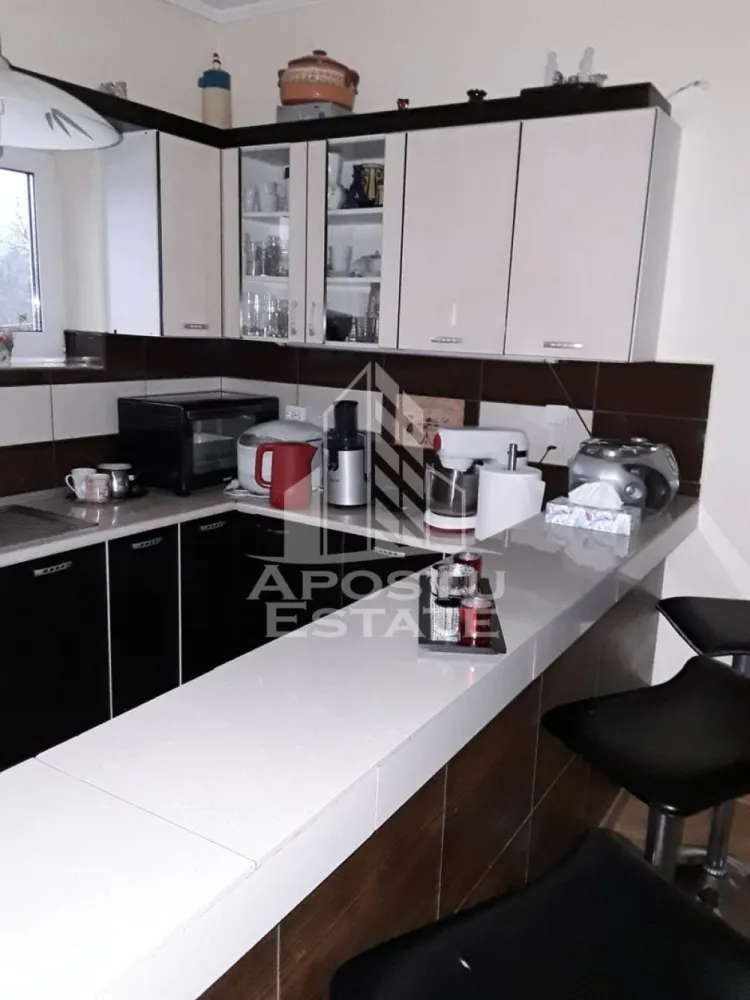 Casa cu teren de 3515mp, in Resita - Apostu Estate vă oferă spre vânzare o proprietate situată în Resita, cartier Terova, ideală pentru cei care îşi doresc linişte şi spaţiu generos. Situata intr o zona turistica aproximativ la 30km de Valiug, 3 Ape, Semenic.

Imobilul este amplasat pe un teren generos de 3515 mp şi dispune de o casă cu suprafaţă utilă de 72 mp, compartimentată practic în 2 camere şi 1 baie

Casa este construita din caramida.
Aceasta dispune de pivnita si pod care poate fi mansardat.
Panouri Solare pentru apa calda. 
Incalzire prin centrala.
Livada cu pomi fructiferi si arbusti.

Proprietatea beneficiază de un teren mare, ideal pentru grădinărit, relaxare sau extindere, fiind potrivită atât pentru locuit, cât şi ca investiţie.

Pentru mai multe detalii şi programarea unei vizionări, vă stăm cu drag la dispoziţie!

ID Intern: CP3156311