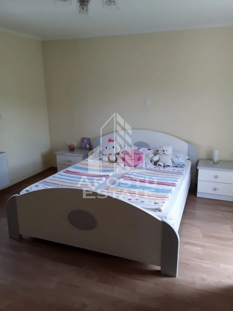 Casa cu teren de 3515mp, in Resita - Apostu Estate vă oferă spre vânzare o proprietate situată în Resita, cartier Terova, ideală pentru cei care îşi doresc linişte şi spaţiu generos. Situata intr o zona turistica aproximativ la 30km de Valiug, 3 Ape, Semenic.

Imobilul este amplasat pe un teren generos de 3515 mp şi dispune de o casă cu suprafaţă utilă de 72 mp, compartimentată practic în 2 camere şi 1 baie

Casa este construita din caramida.
Aceasta dispune de pivnita si pod care poate fi mansardat.
Panouri Solare pentru apa calda. 
Incalzire prin centrala.
Livada cu pomi fructiferi si arbusti.

Proprietatea beneficiază de un teren mare, ideal pentru grădinărit, relaxare sau extindere, fiind potrivită atât pentru locuit, cât şi ca investiţie.

Pentru mai multe detalii şi programarea unei vizionări, vă stăm cu drag la dispoziţie!

ID Intern: CP3156311