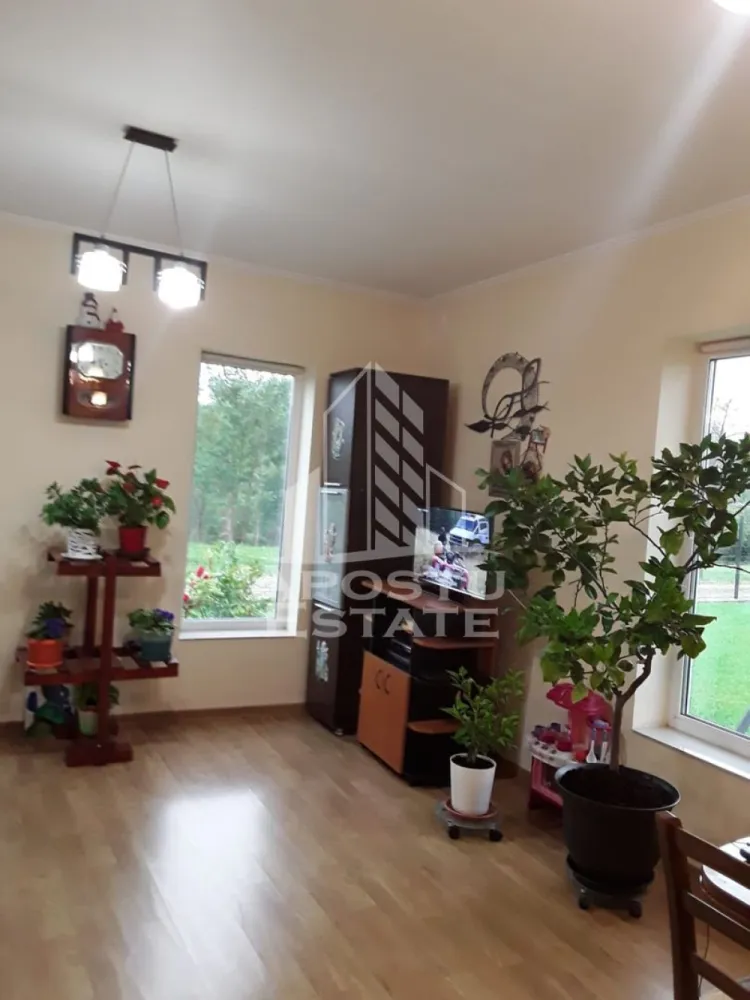 Casa cu teren de 3515mp, in Resita - Apostu Estate vă oferă spre vânzare o proprietate situată în Resita, cartier Terova, ideală pentru cei care îşi doresc linişte şi spaţiu generos. Situata intr o zona turistica aproximativ la 30km de Valiug, 3 Ape, Semenic.

Imobilul este amplasat pe un teren generos de 3515 mp şi dispune de o casă cu suprafaţă utilă de 72 mp, compartimentată practic în 2 camere şi 1 baie

Casa este construita din caramida.
Aceasta dispune de pivnita si pod care poate fi mansardat.
Panouri Solare pentru apa calda. 
Incalzire prin centrala.
Livada cu pomi fructiferi si arbusti.

Proprietatea beneficiază de un teren mare, ideal pentru grădinărit, relaxare sau extindere, fiind potrivită atât pentru locuit, cât şi ca investiţie.

Pentru mai multe detalii şi programarea unei vizionări, vă stăm cu drag la dispoziţie!

ID Intern: CP3156311