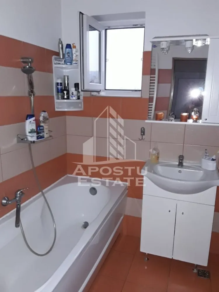 Casa cu teren de 3515mp, in Resita - Apostu Estate vă oferă spre vânzare o proprietate situată în Resita, cartier Terova, ideală pentru cei care îşi doresc linişte şi spaţiu generos. Situata intr o zona turistica aproximativ la 30km de Valiug, 3 Ape, Semenic.

Imobilul este amplasat pe un teren generos de 3515 mp şi dispune de o casă cu suprafaţă utilă de 72 mp, compartimentată practic în 2 camere şi 1 baie

Casa este construita din caramida.
Aceasta dispune de pivnita si pod care poate fi mansardat.
Panouri Solare pentru apa calda. 
Incalzire prin centrala.
Livada cu pomi fructiferi si arbusti.

Proprietatea beneficiază de un teren mare, ideal pentru grădinărit, relaxare sau extindere, fiind potrivită atât pentru locuit, cât şi ca investiţie.

Pentru mai multe detalii şi programarea unei vizionări, vă stăm cu drag la dispoziţie!

ID Intern: CP3156311